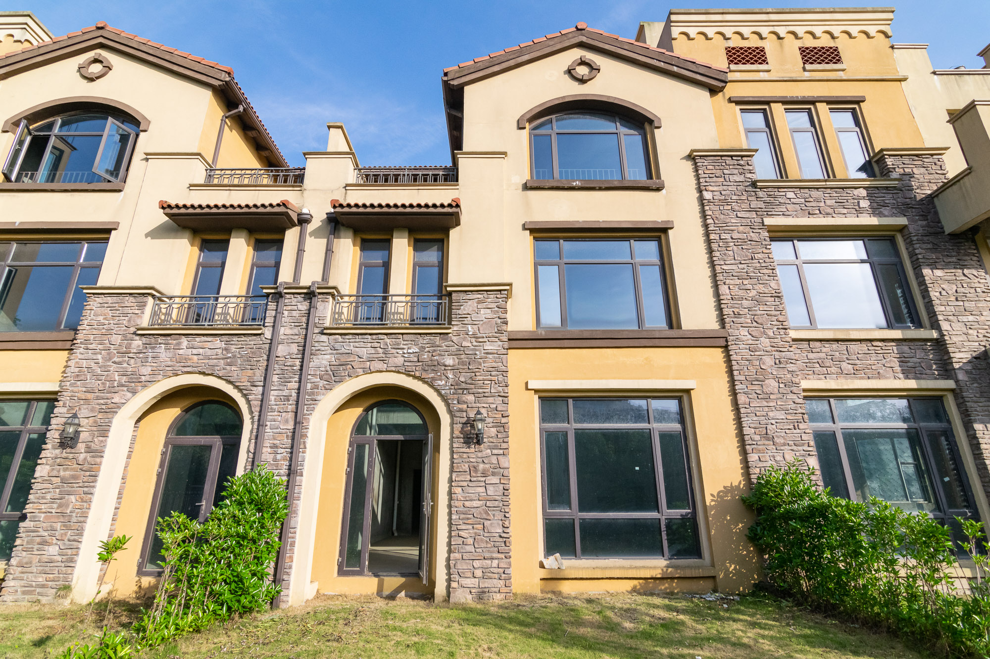 金地三千府(金地湖山樾、金地自在城)  5室2厅2卫    400.0万 金地三千府(金地湖山樾、金地自在城)  5室2厅2卫    400.0万其他