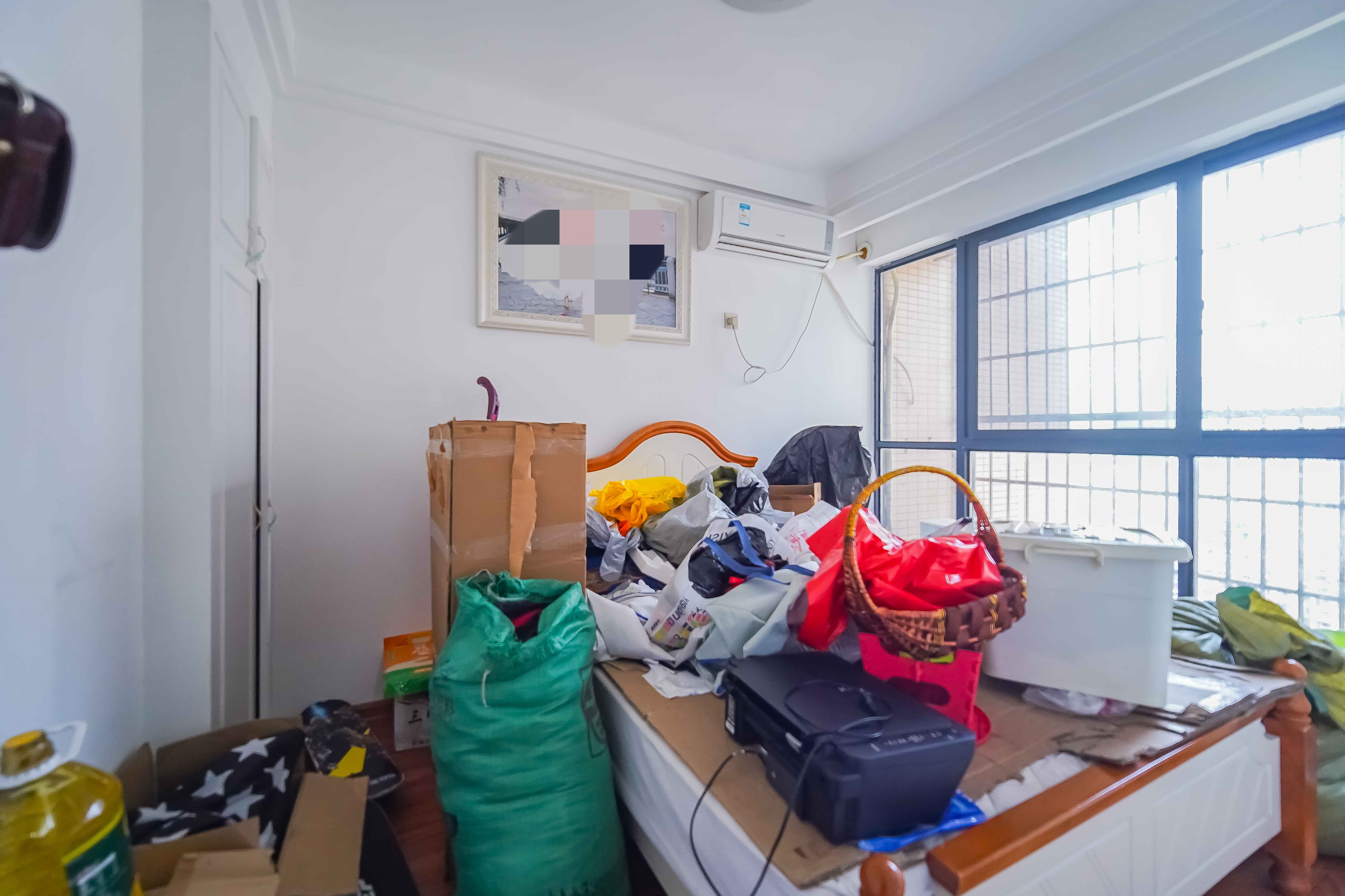 中城丽景香山园  4室2厅2卫   148.00万卧室