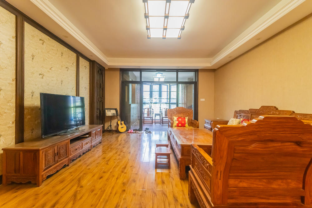 星湖湾一期洋房  4室2厅2卫    220.0万