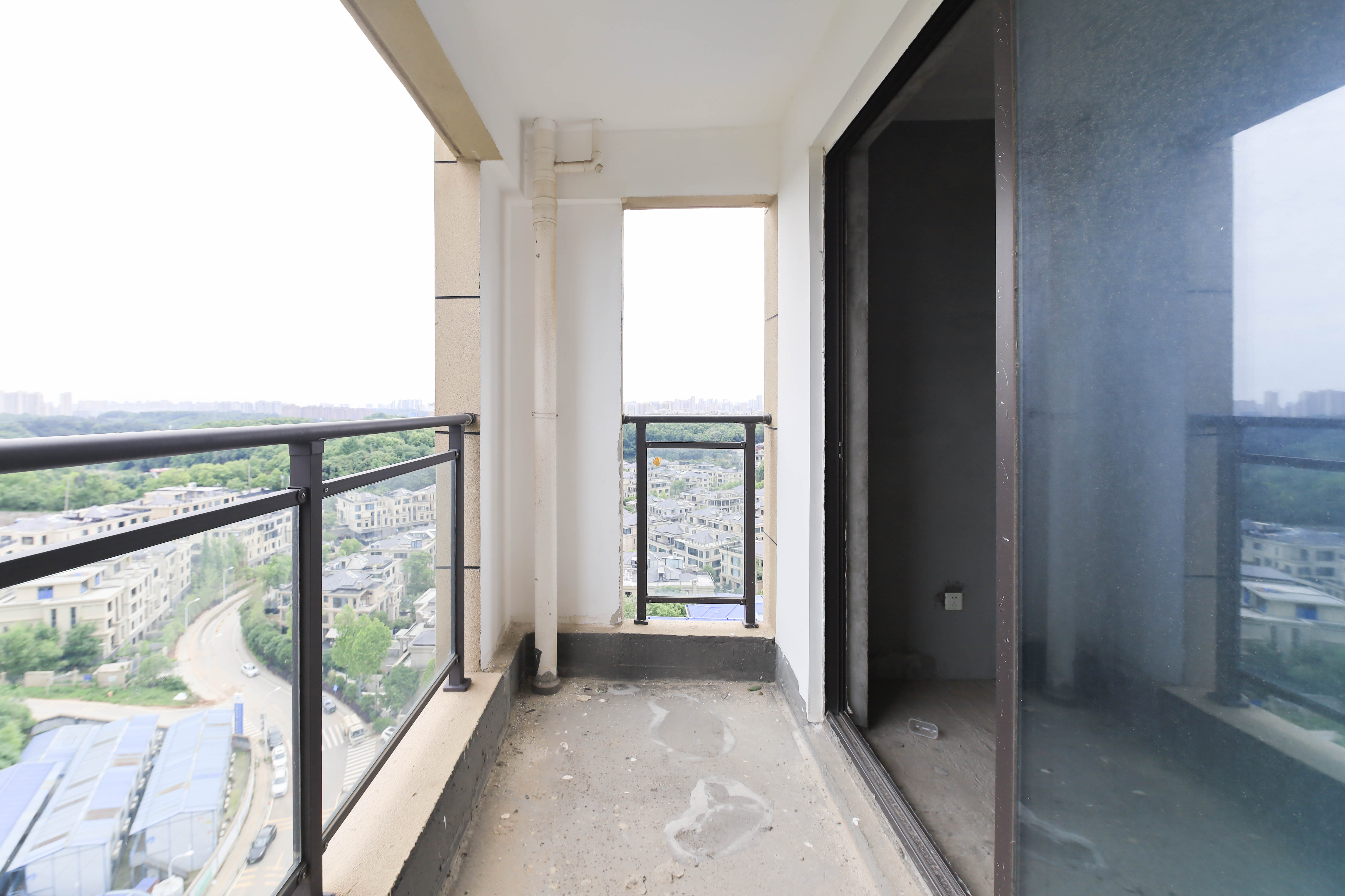 长房半岛蓝湾(观山月) 5室2厅1卫 145.0万 长房半岛蓝湾(观山月) 5室2厅1卫 145.0万阳台