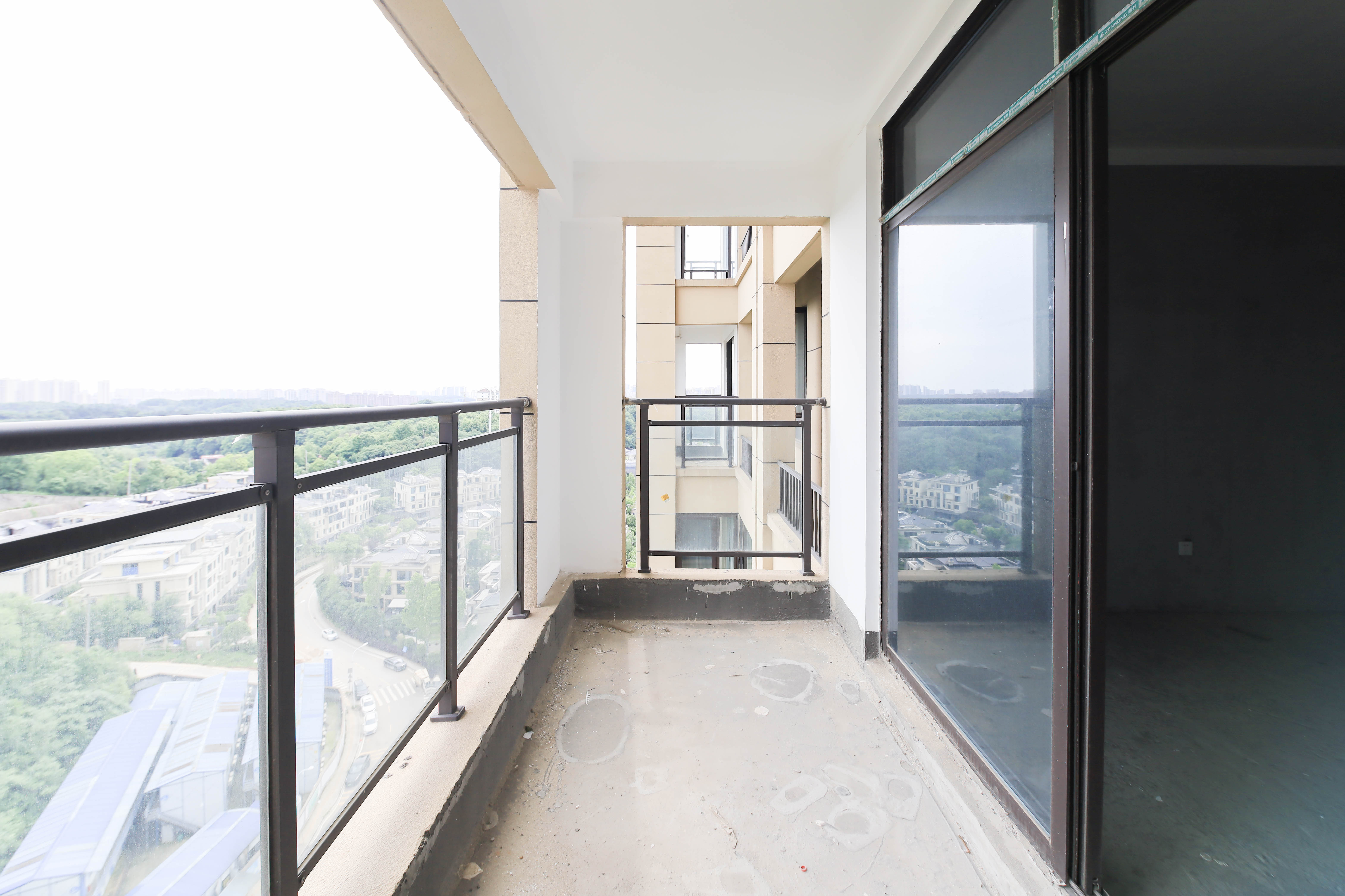 长房半岛蓝湾(观山月) 5室2厅1卫 145.0万 长房半岛蓝湾(观山月) 5室2厅1卫 145.0万阳台