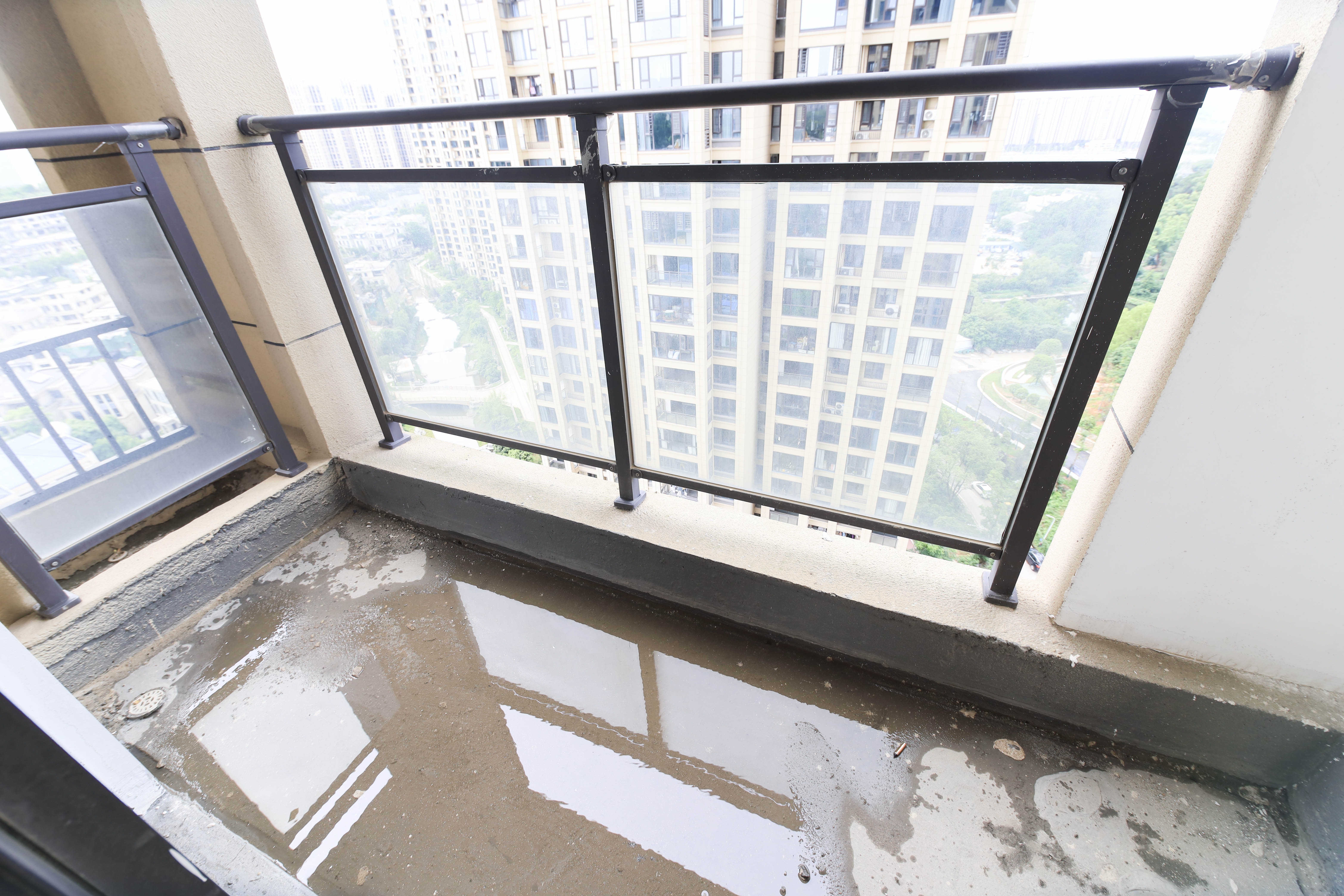 长房半岛蓝湾(观山月) 5室2厅1卫 145.0万 长房半岛蓝湾(观山月) 5室2厅1卫 145.0万阳台