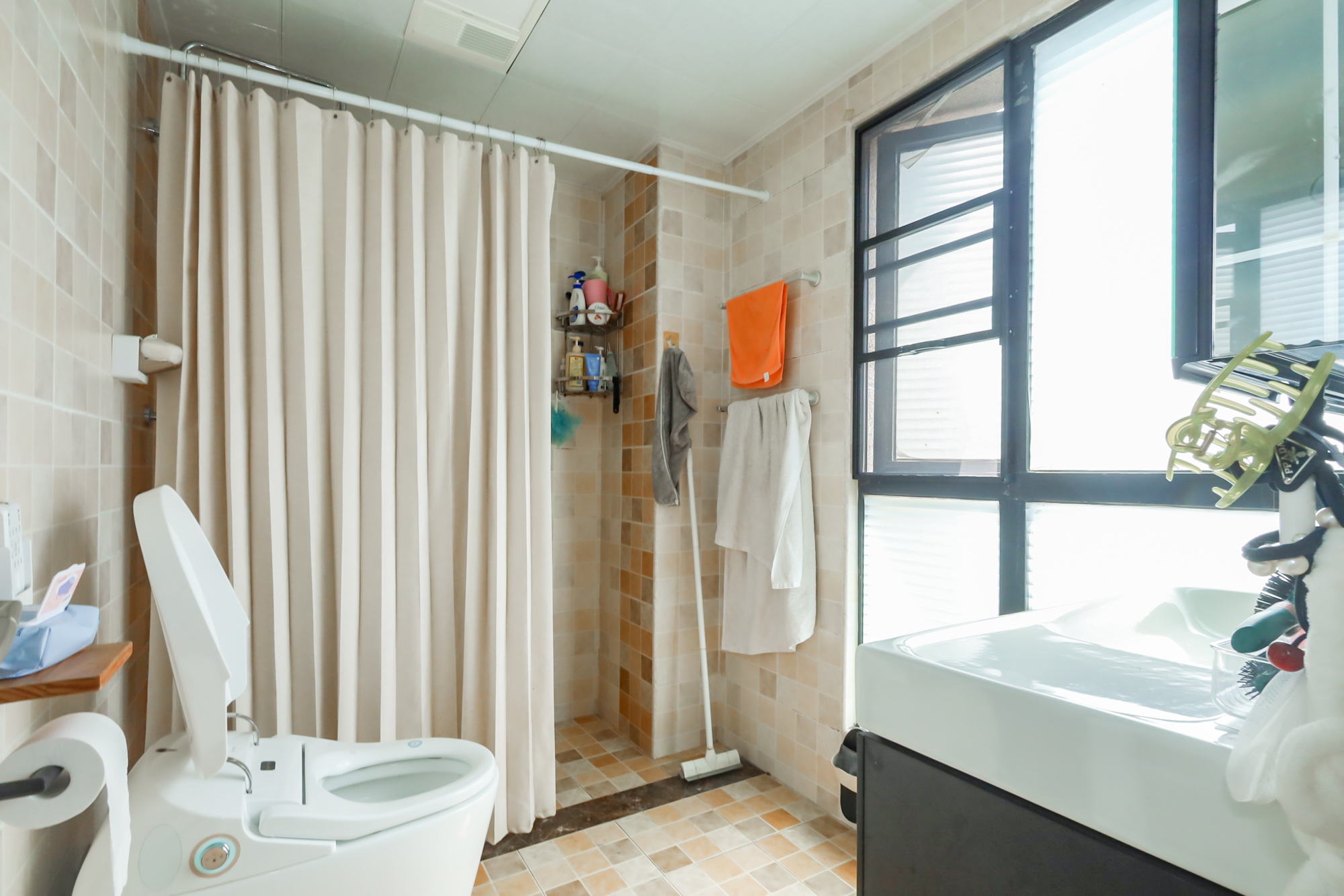 郡原广场  4室2厅2卫    190.0万 郡原广场  4室2厅2卫    190.0万卫生间