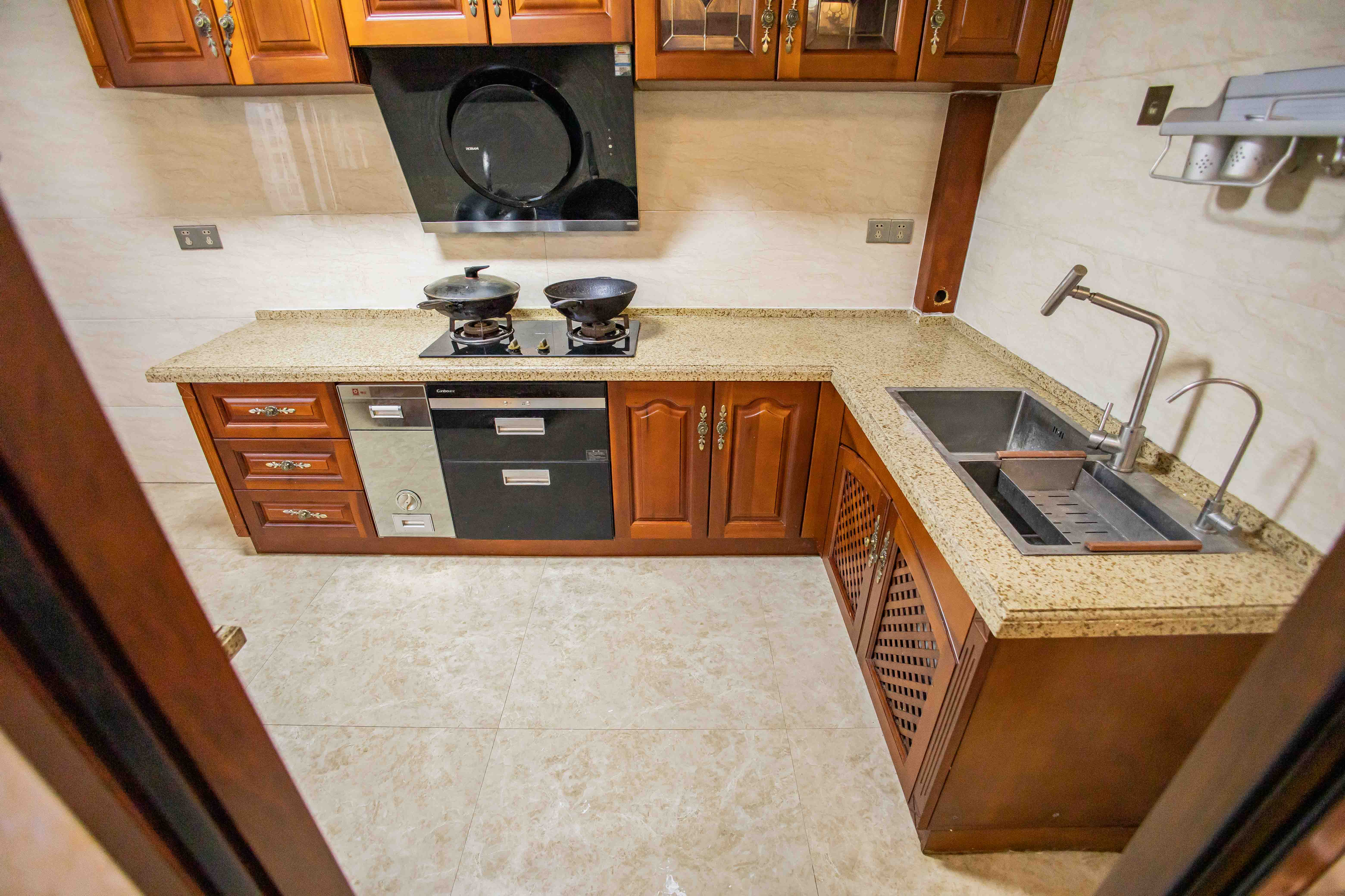 卓越蔚蓝海岸一期  4室2厅2卫    199.8万厨房