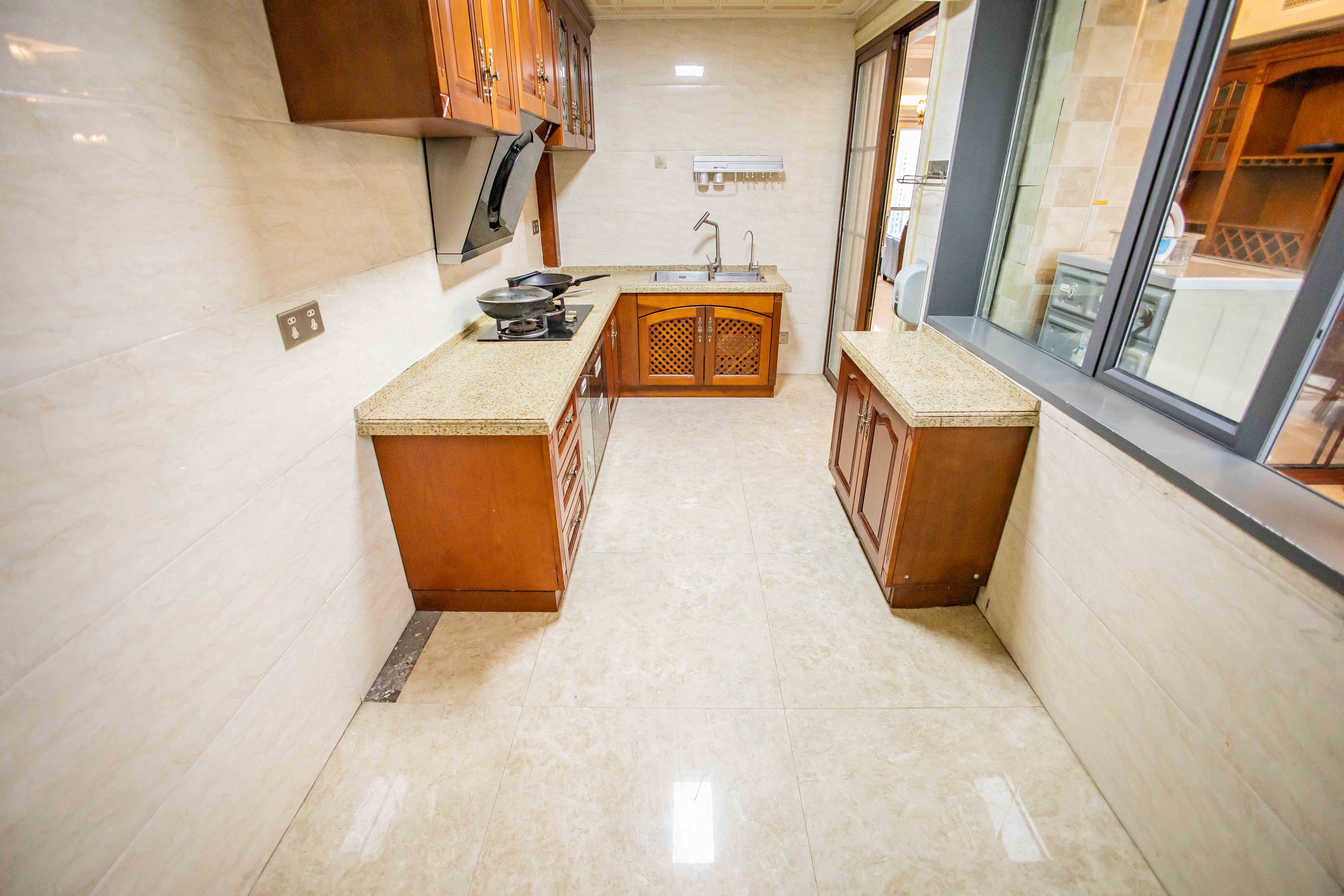 卓越蔚蓝海岸一期  4室2厅2卫    199.8万厨房