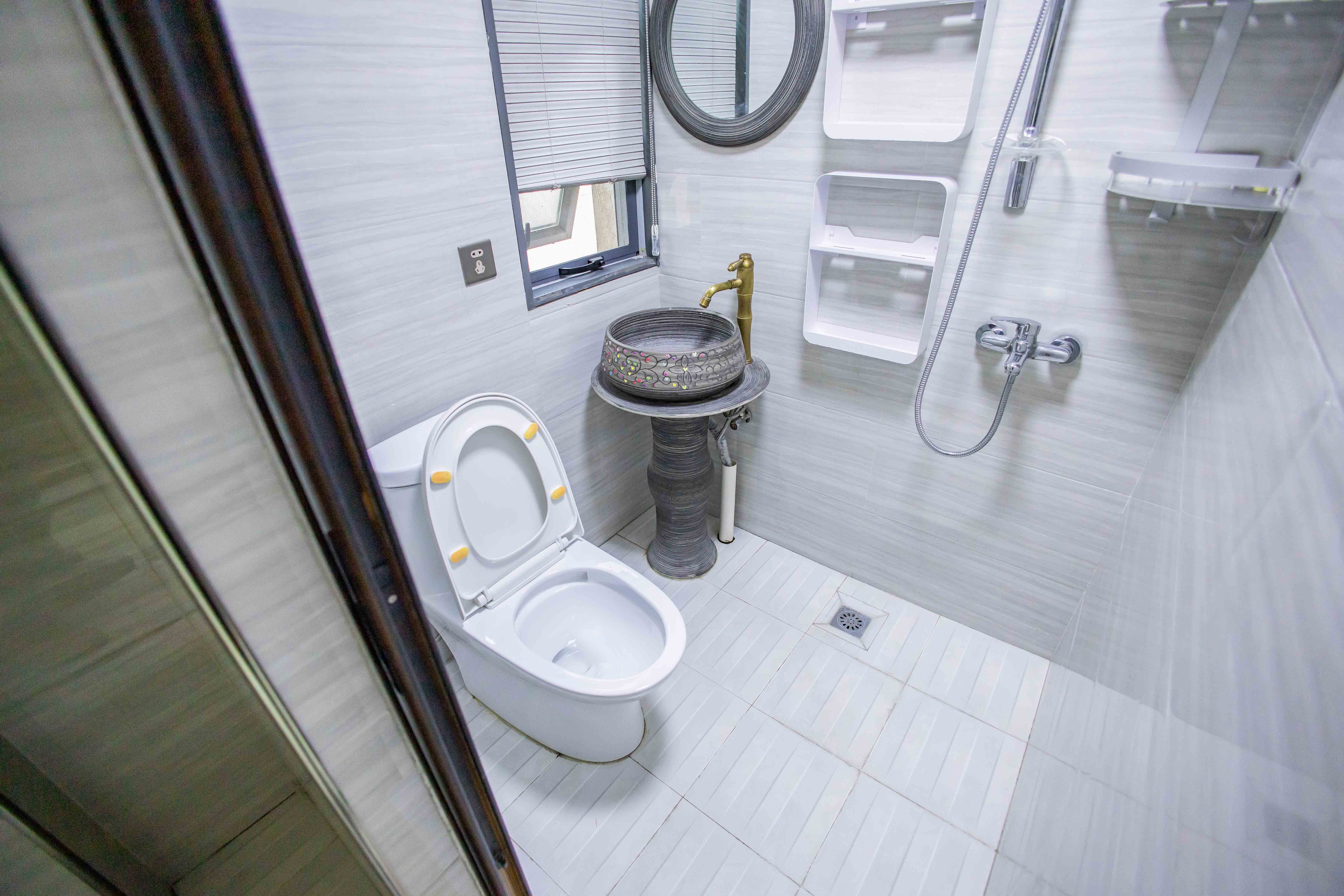 卓越蔚蓝海岸一期  4室2厅2卫    199.8万卫生间