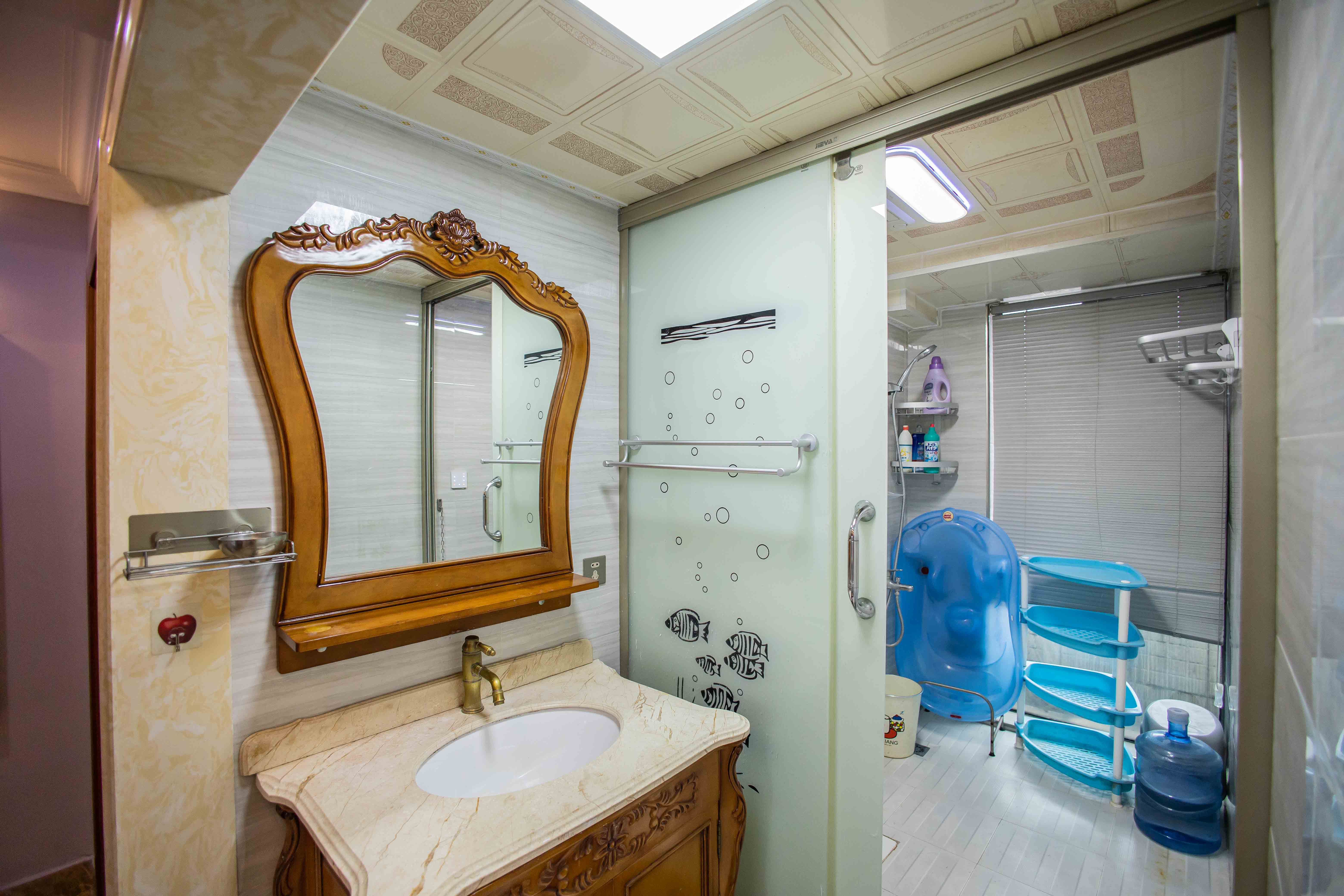 卓越蔚蓝海岸一期  4室2厅2卫    199.8万卫生间