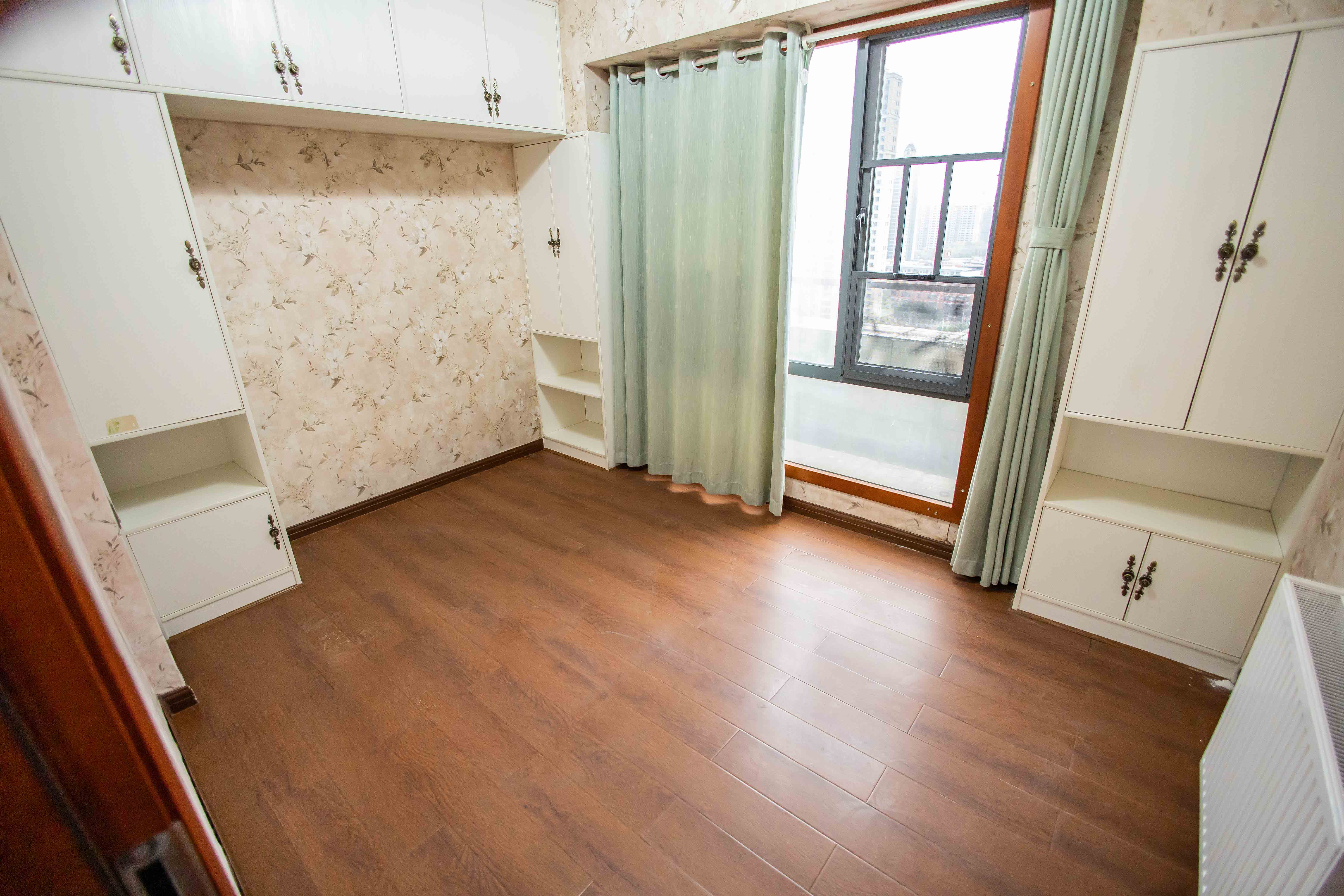 卓越蔚蓝海岸一期  4室2厅2卫    199.8万卧室