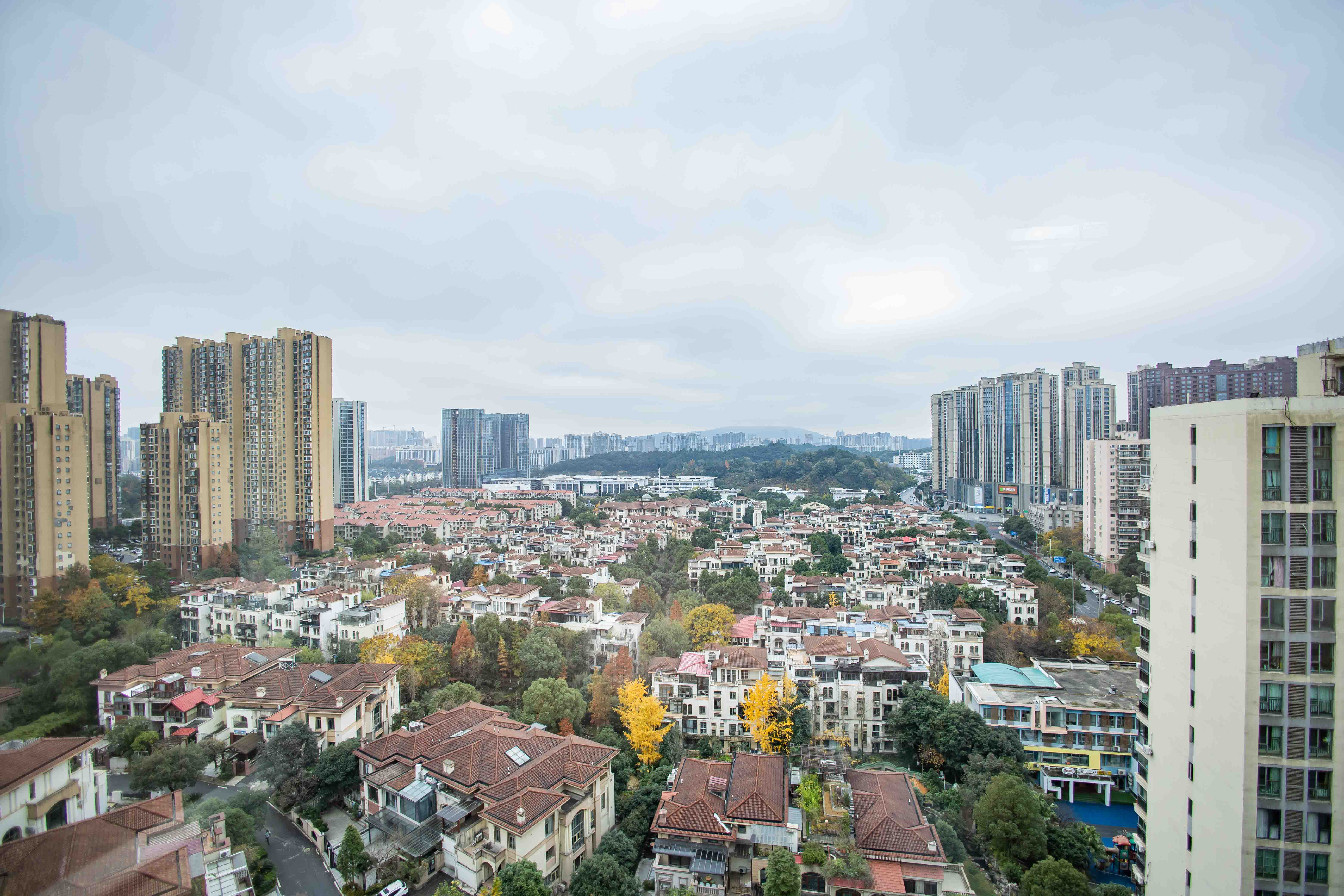 卓越蔚蓝海岸一期  4室2厅2卫    199.8万阳台