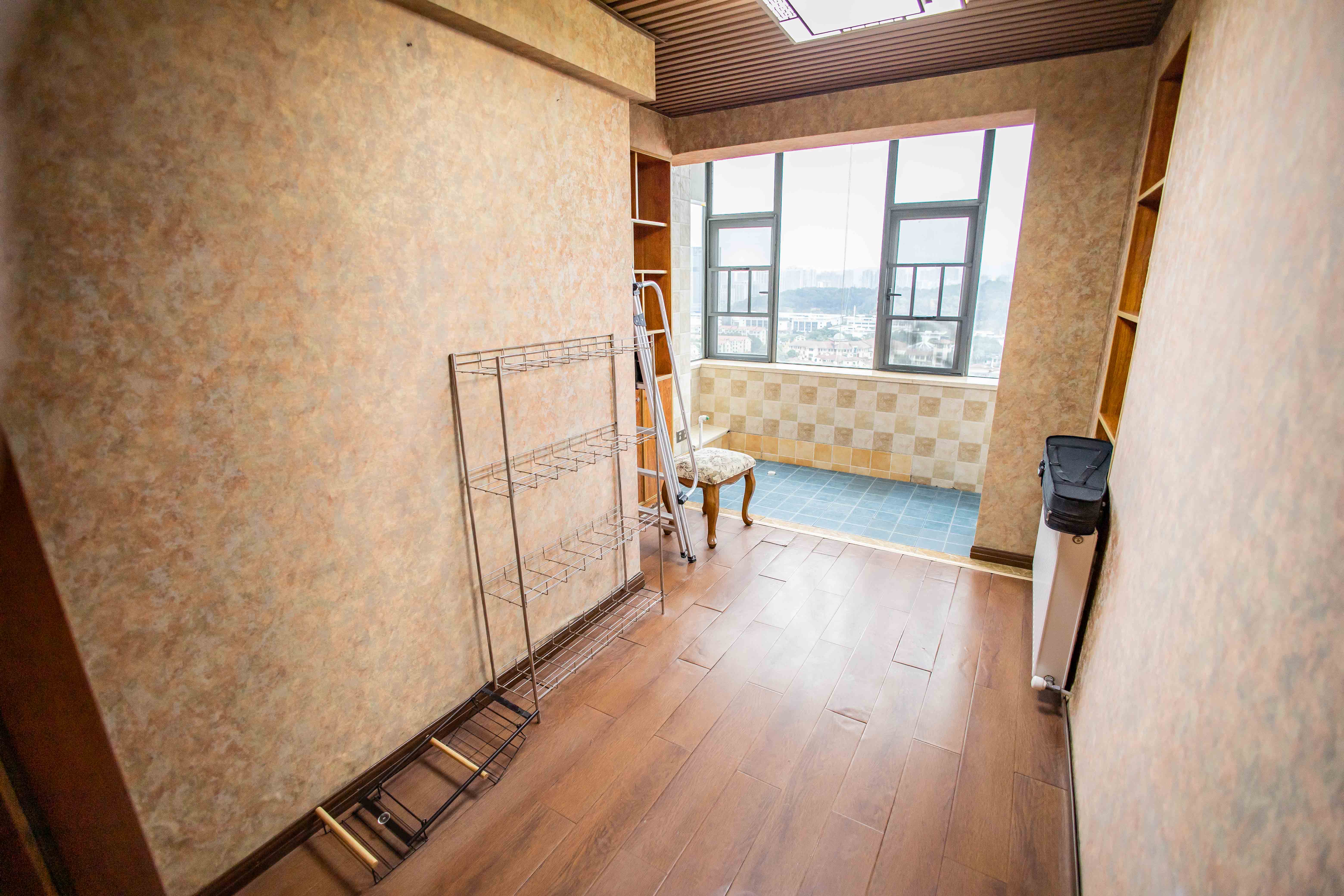 卓越蔚蓝海岸一期  4室2厅2卫    199.8万阳台