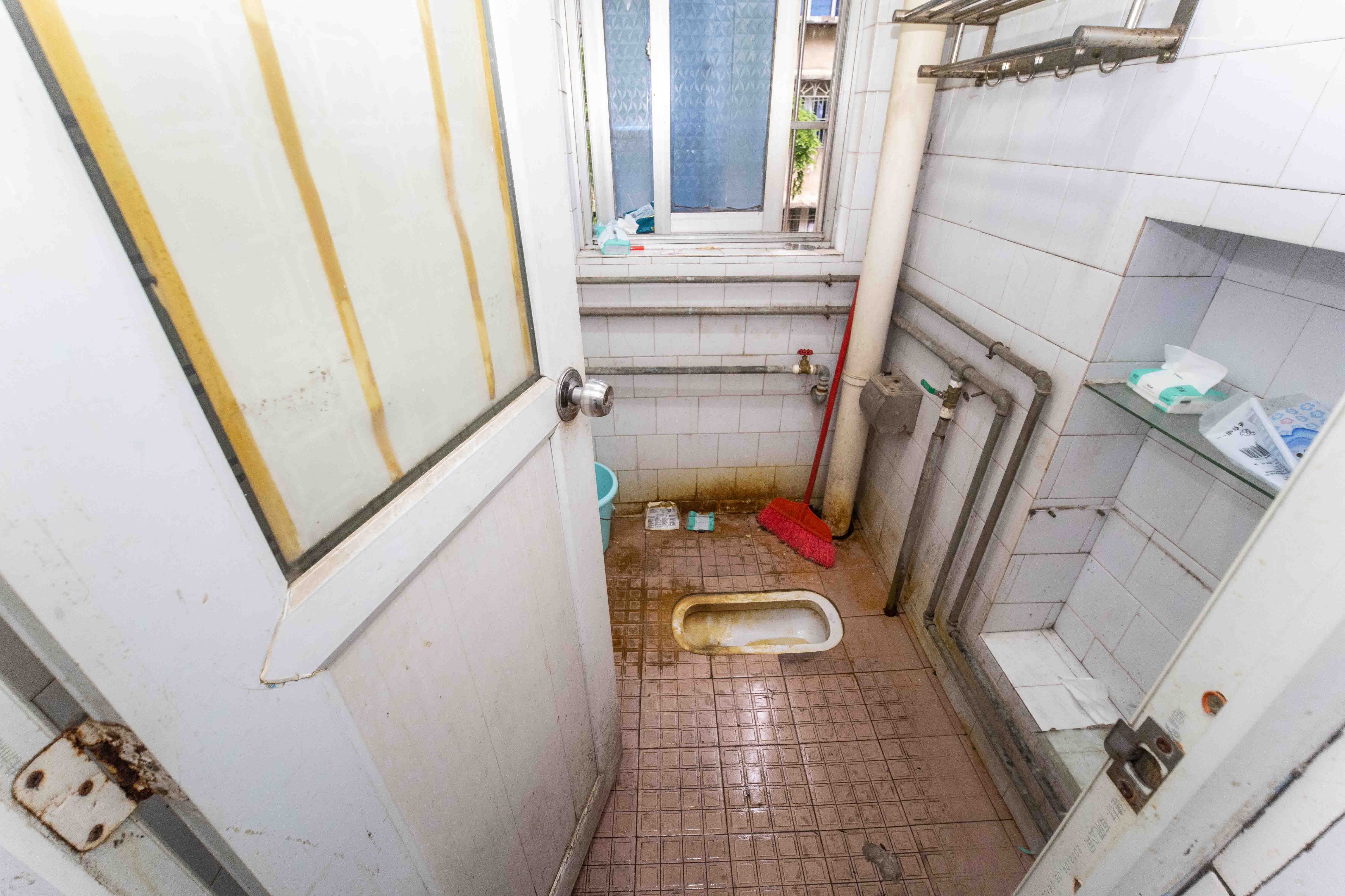 安泰新村  3室2厅2卫   65.00万卫生间
