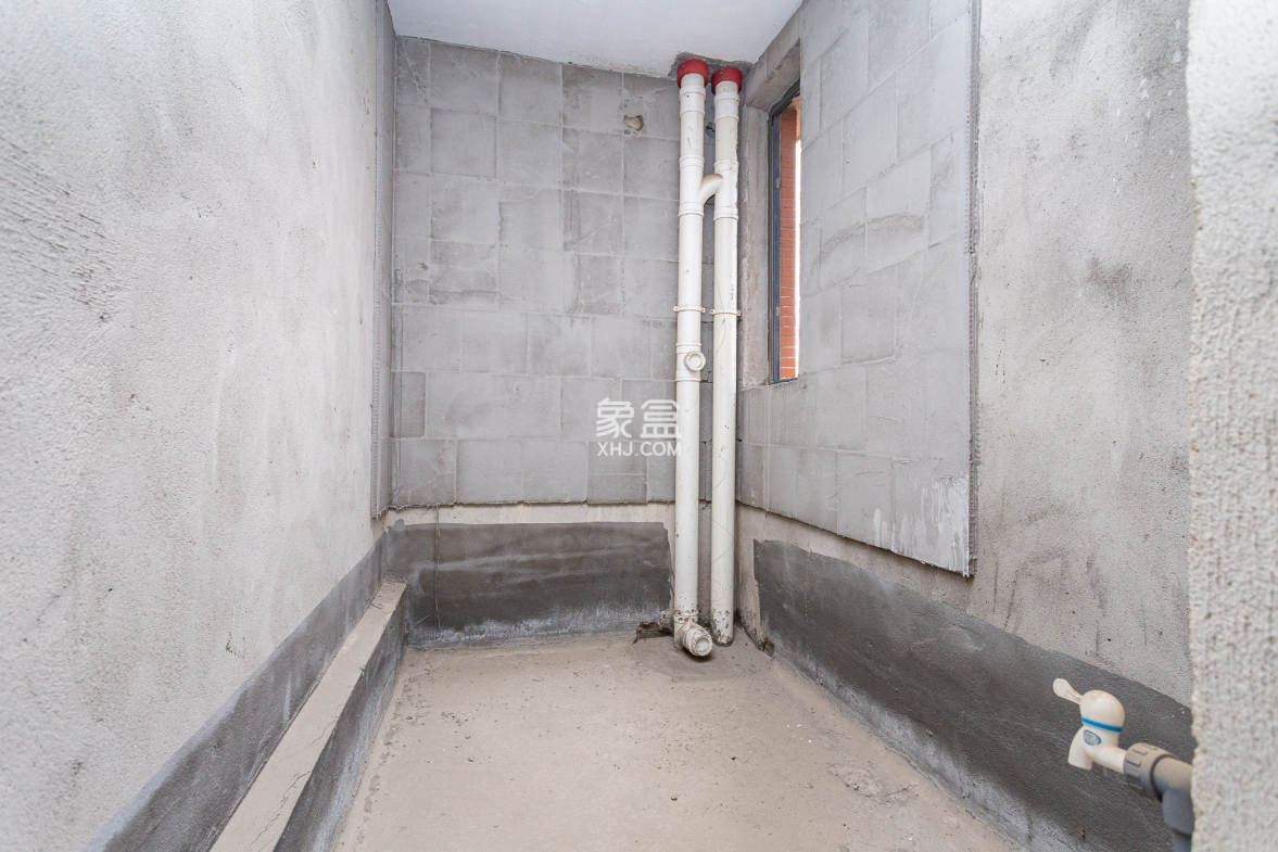 珠江东方明珠(新地东方明珠)三期 4室2厅2卫 65.0万 珠江东方明珠(新地东方明珠)三期 4室2厅2卫 65.0万卫生间