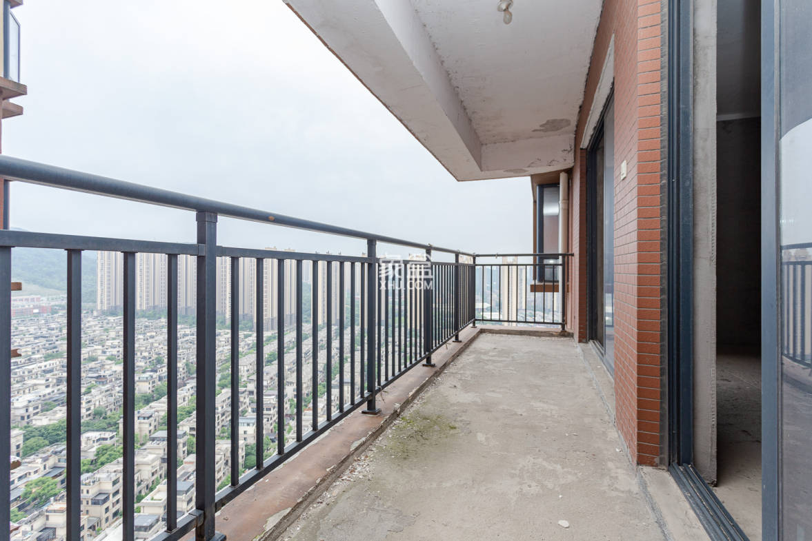 珠江东方明珠(新地东方明珠)三期 4室2厅2卫 65.0万 珠江东方明珠(新地东方明珠)三期 4室2厅2卫 65.0万阳台