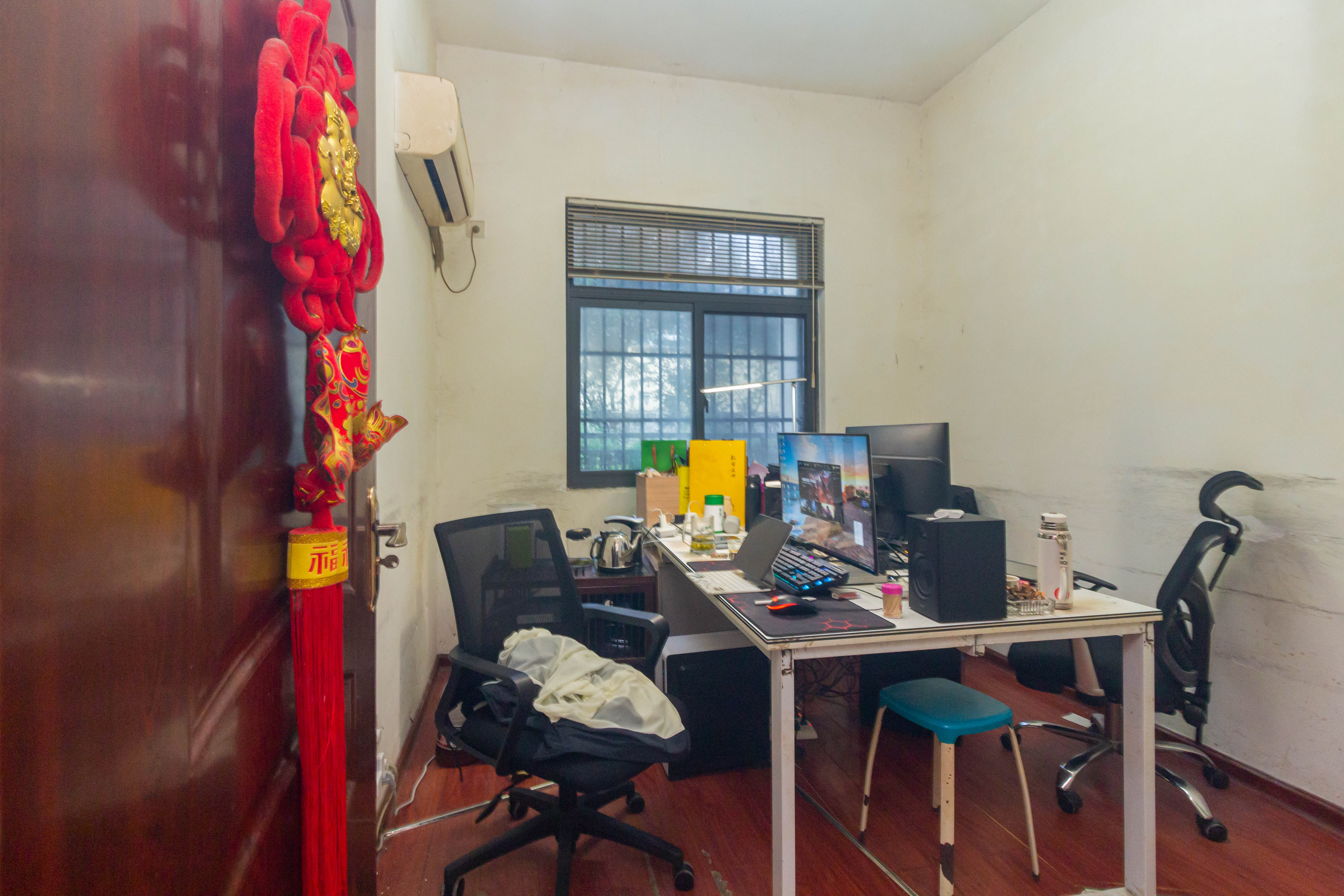 辉宏橄榄城  5室2厅2卫    200.0万 辉宏橄榄城  5室2厅2卫    200.0万卧室