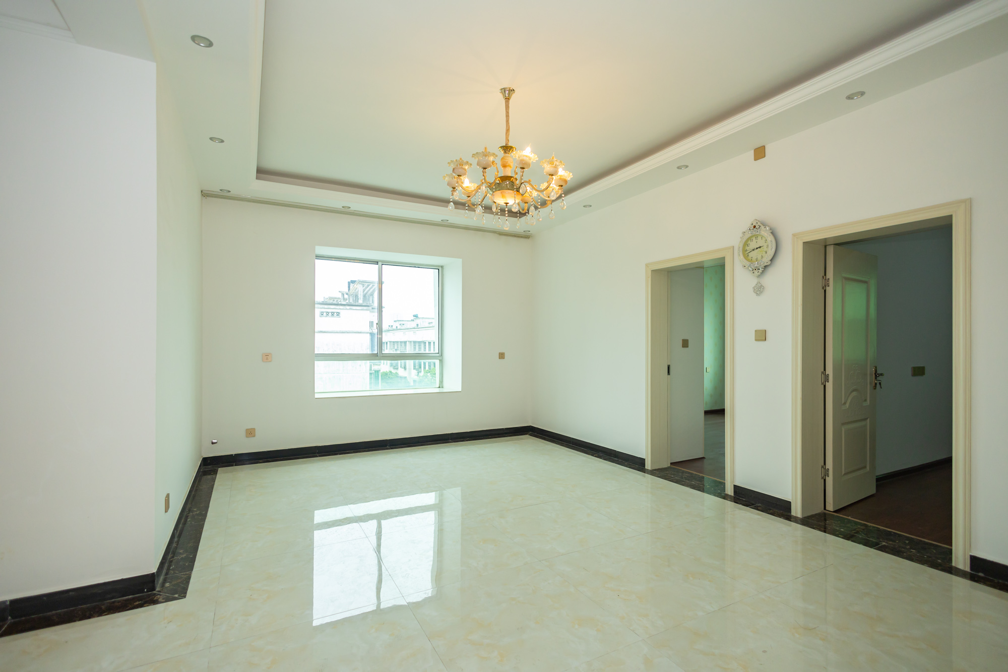 中南汽车世界  3室2厅2卫    42.8万 中南汽车世界  3室2厅2卫    42.8万客厅