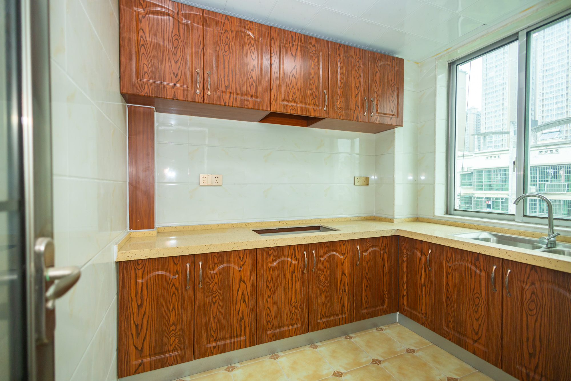 中南汽车世界  3室2厅2卫    42.8万 中南汽车世界  3室2厅2卫    42.8万厨房