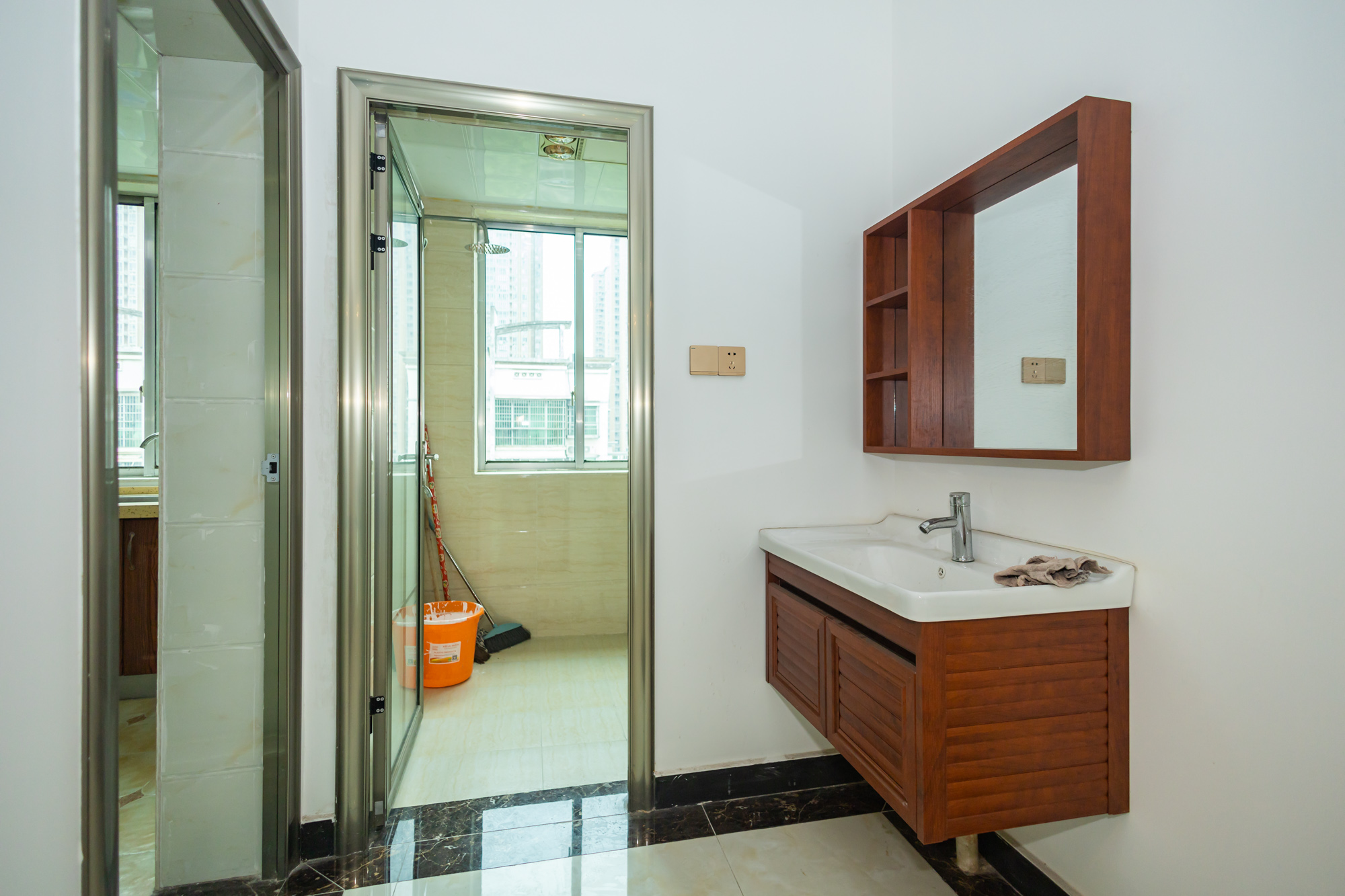 中南汽车世界  3室2厅2卫    42.8万 中南汽车世界  3室2厅2卫    42.8万卫生间