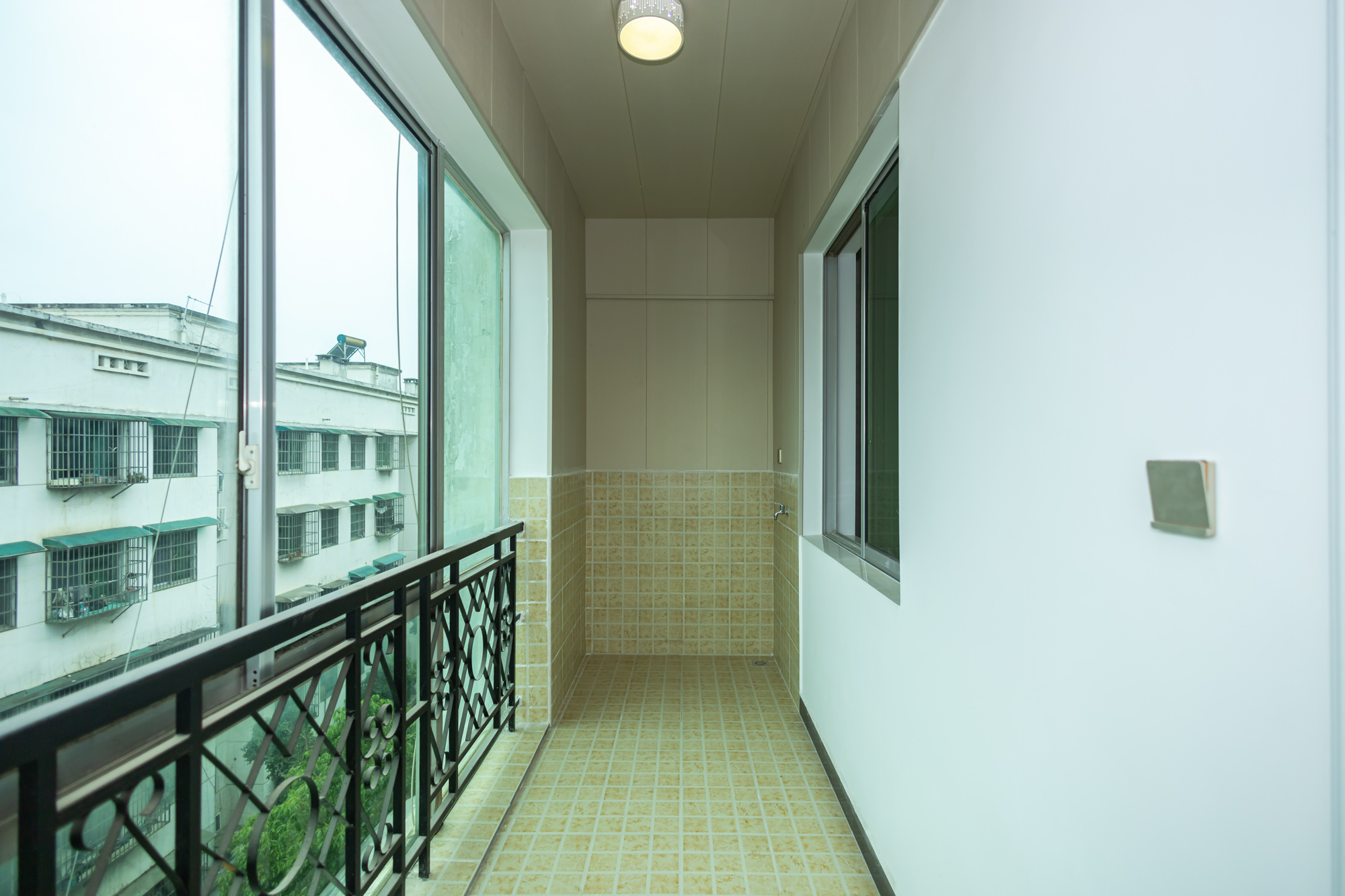 中南汽车世界  3室2厅2卫    42.8万 中南汽车世界  3室2厅2卫    42.8万阳台