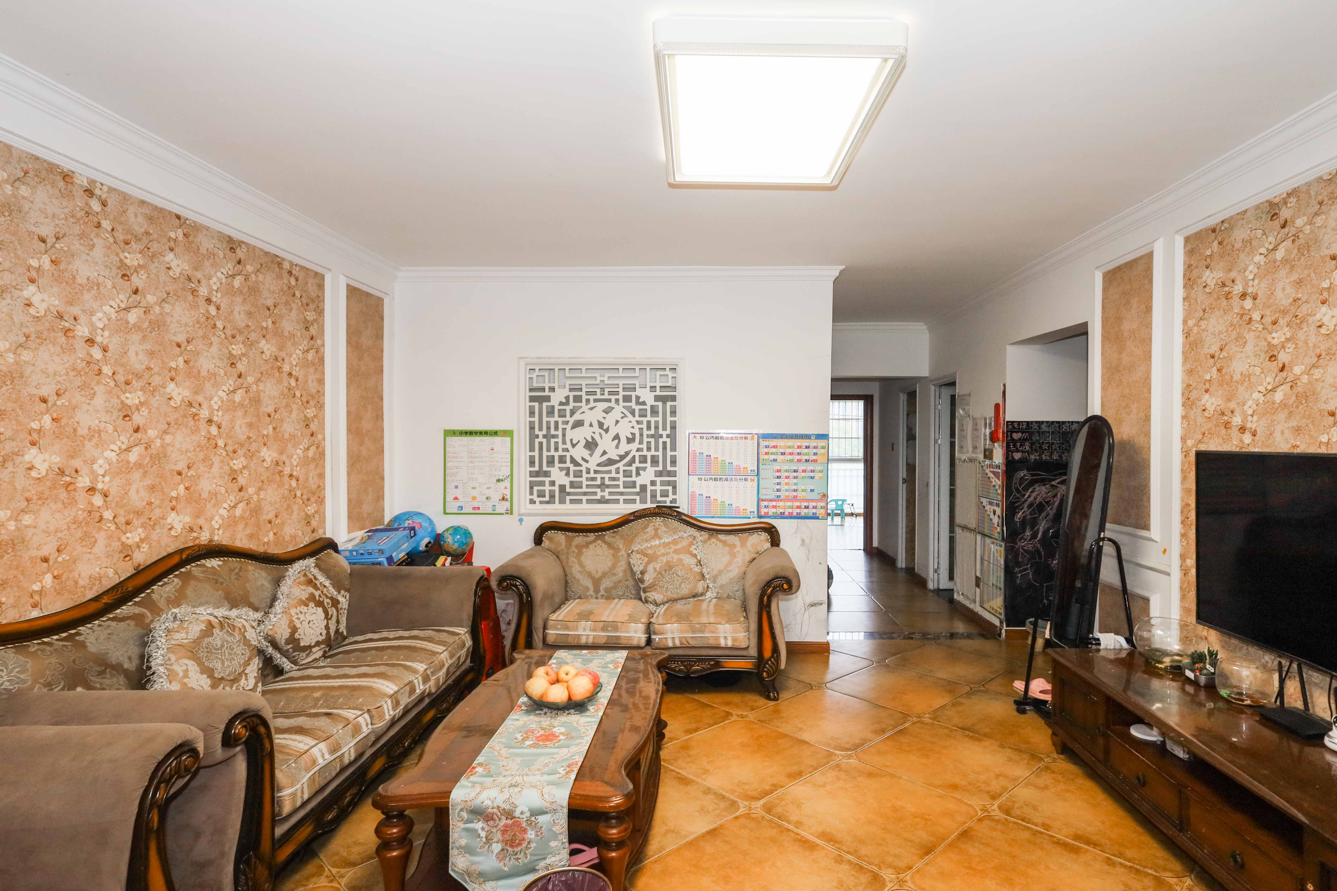 麓谷锦和园 3室2厅1卫 62.0万 麓谷锦和园 3室2厅1卫 62.0万客厅