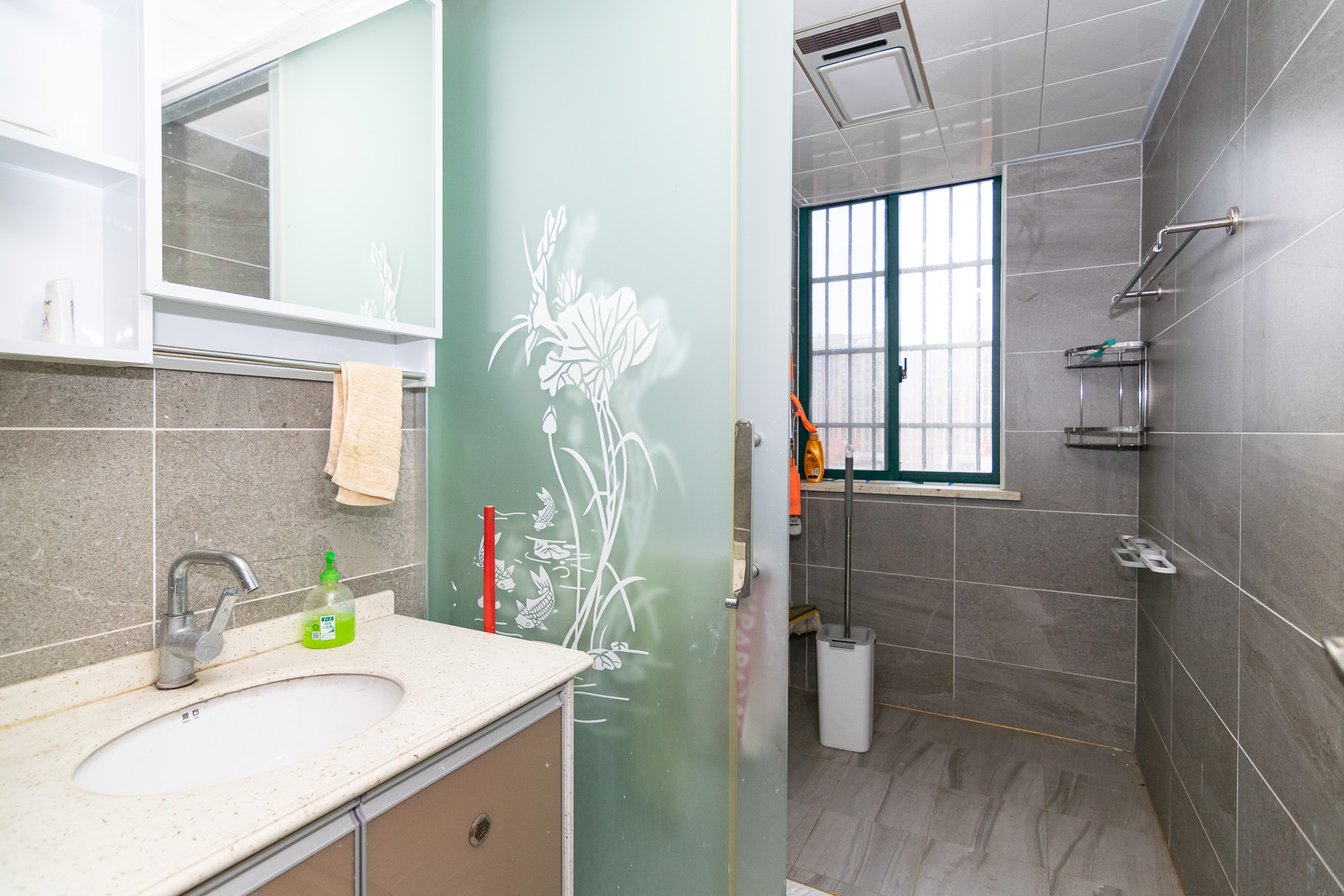 百合湖滨花园 4室2厅2卫 115.0万 百合湖滨花园 4室2厅2卫 115.0万卫生间