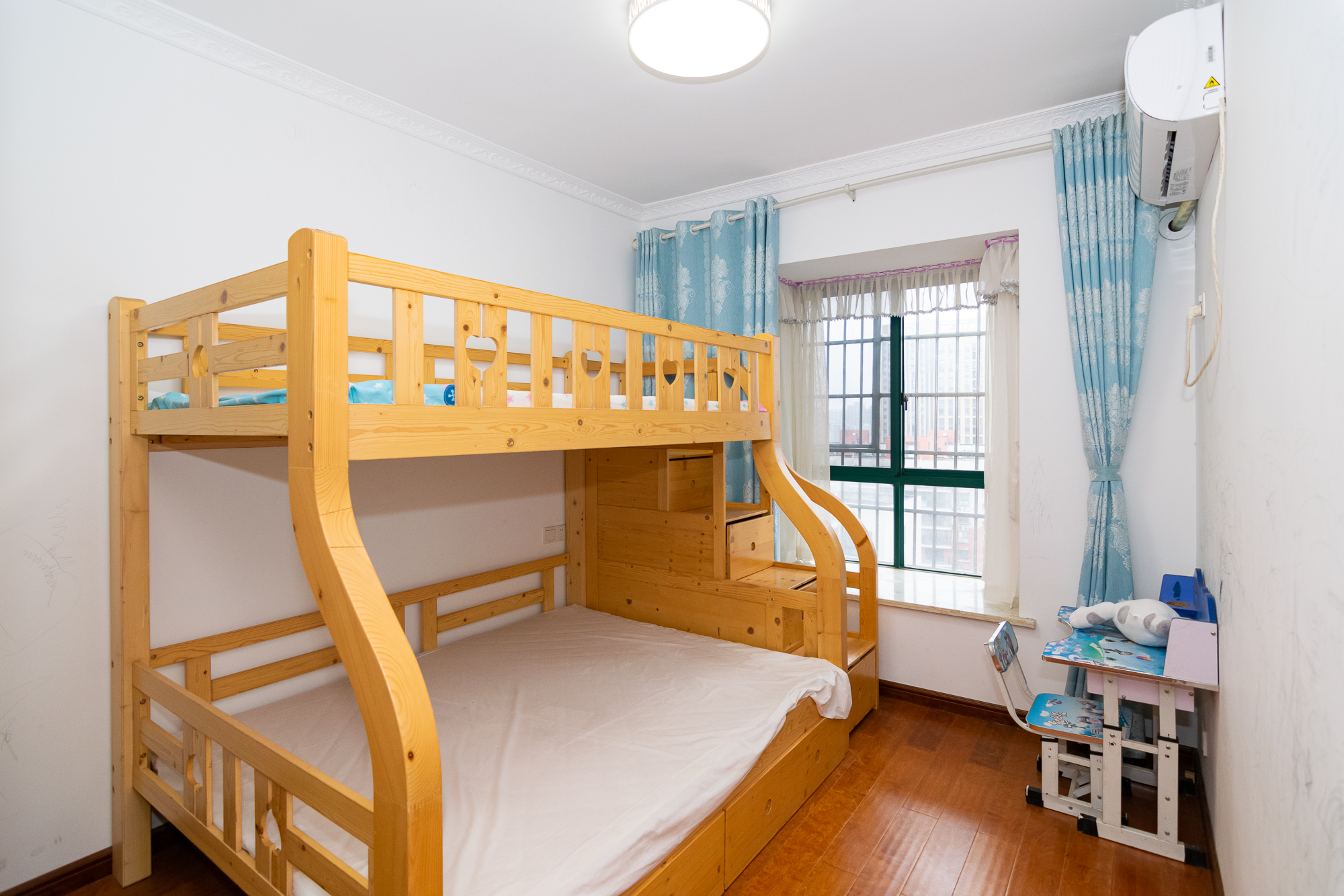 百合湖滨花园 4室2厅2卫 115.0万 百合湖滨花园 4室2厅2卫 115.0万卧室