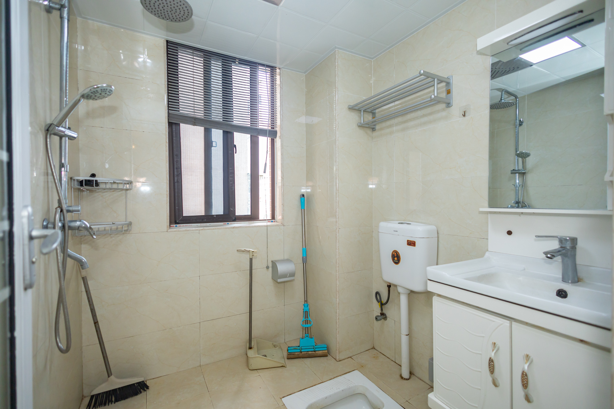 新长海广场  2室2厅1卫    58.8万 新长海广场  2室2厅1卫    58.8万卫生间