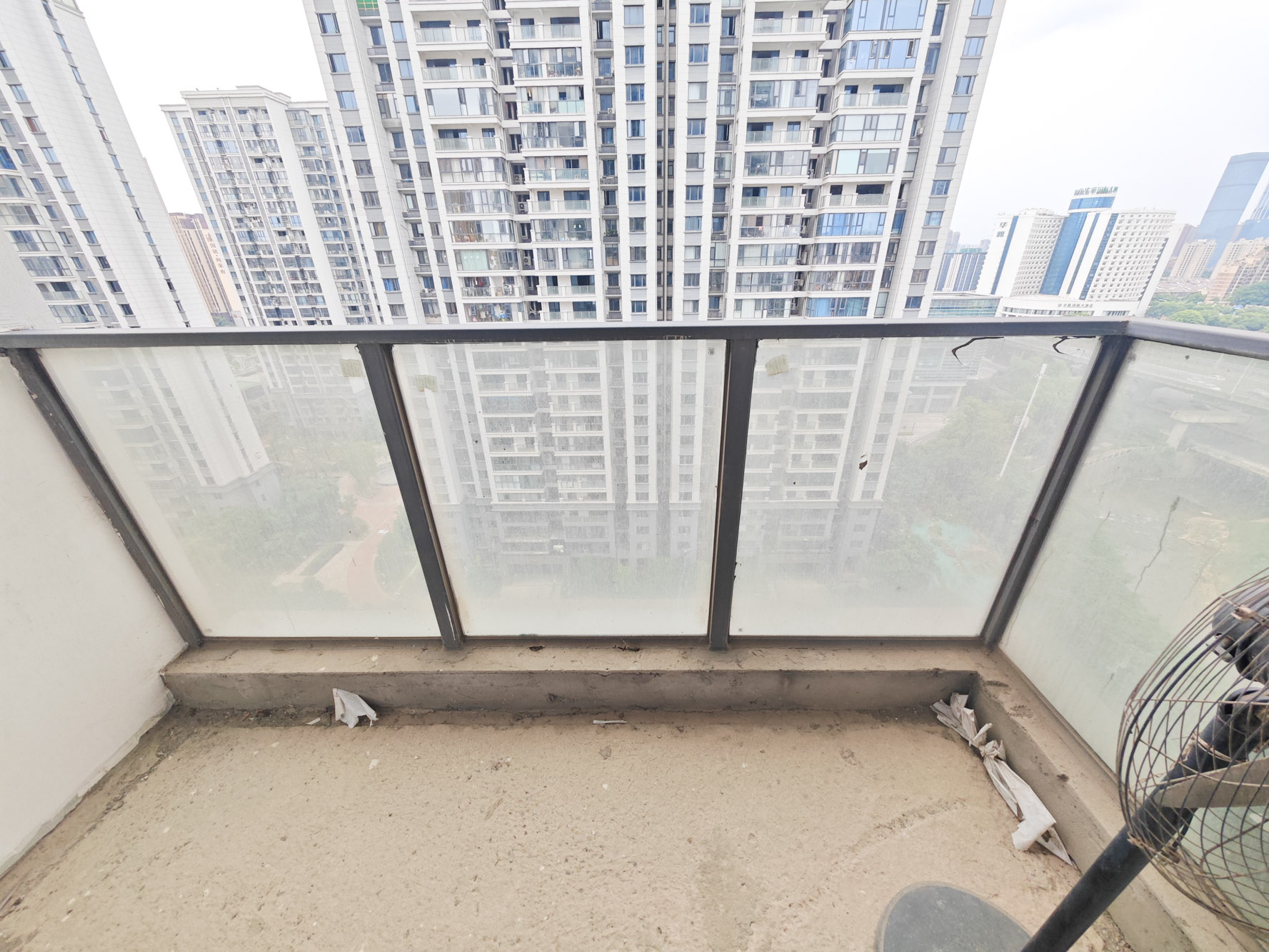 天翼花园(中国电信单位房)  4室2厅2卫    185.0万 天翼花园(中国电信单位房)  4室2厅2卫    185.0万阳台