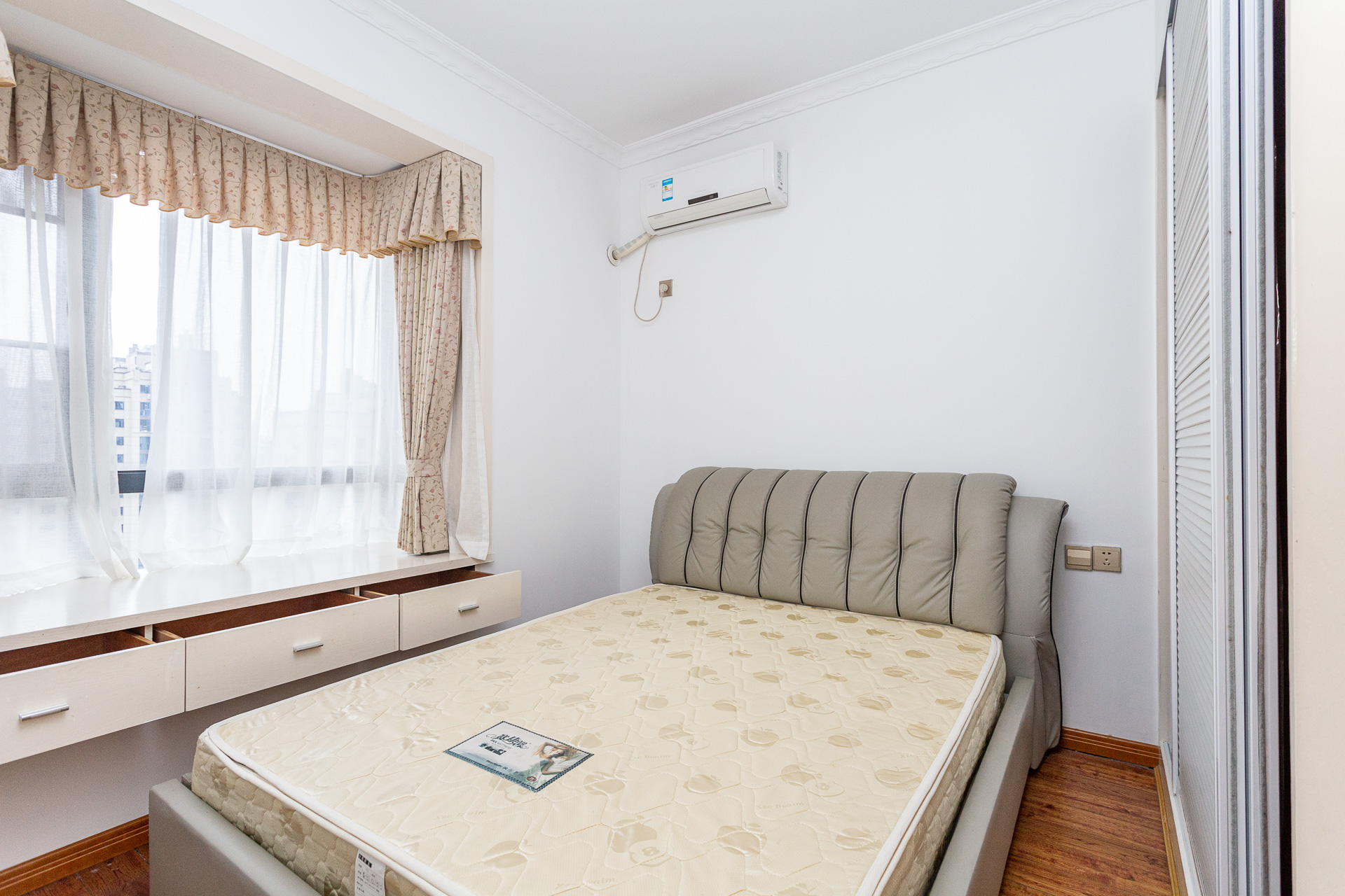 珠江东方明珠(新地东方明珠)三期  4室2厅2卫    89.9万 珠江东方明珠(新地东方明珠)三期  4室2厅2卫    89.9万卧室