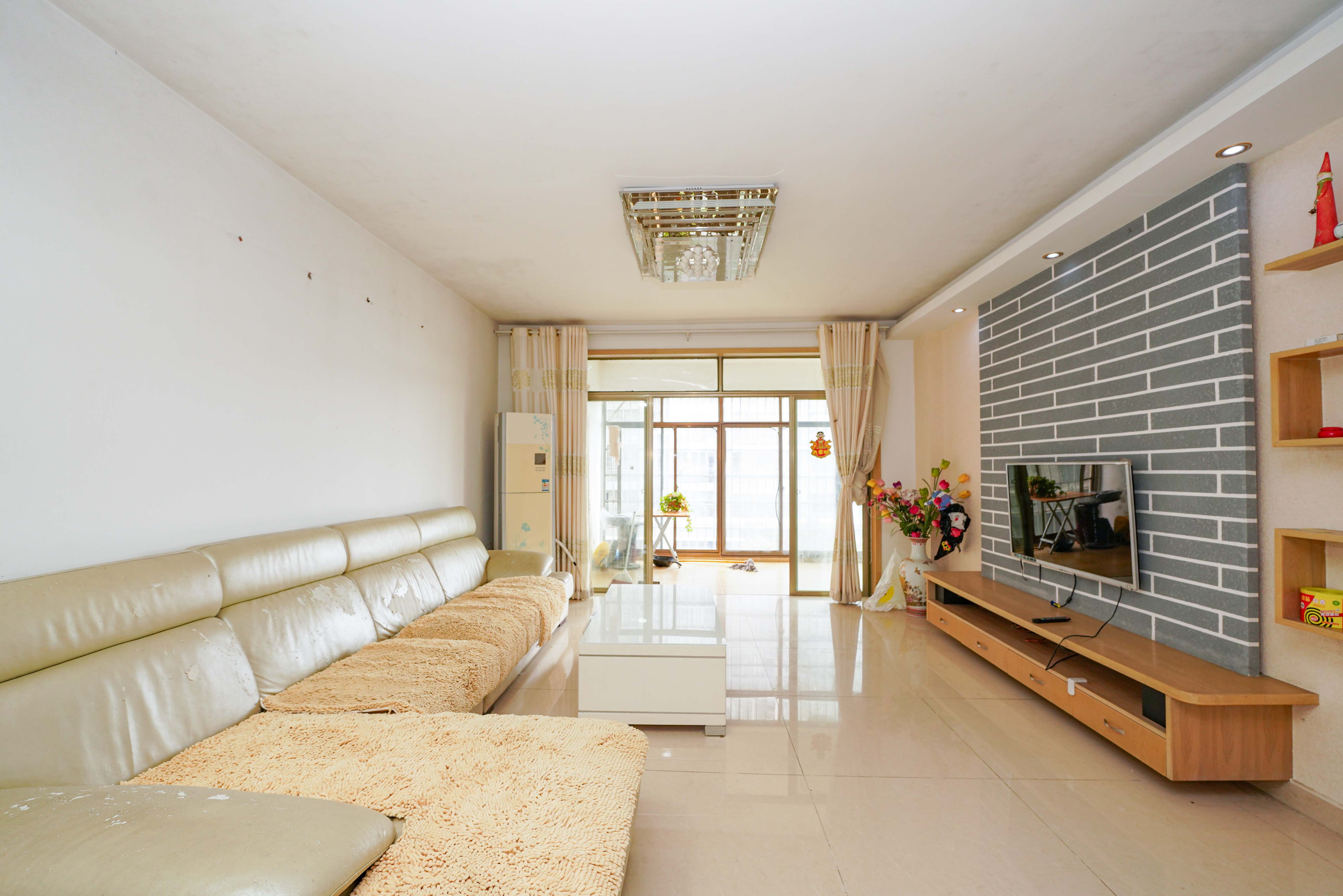 南郡明珠 4室2厅2卫 55.00万 南郡明珠 4室2厅2卫 55.00万客厅