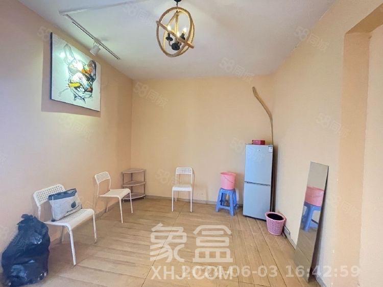 雄踞都市东家  4室2厅2卫   2400.00元/月室内图
