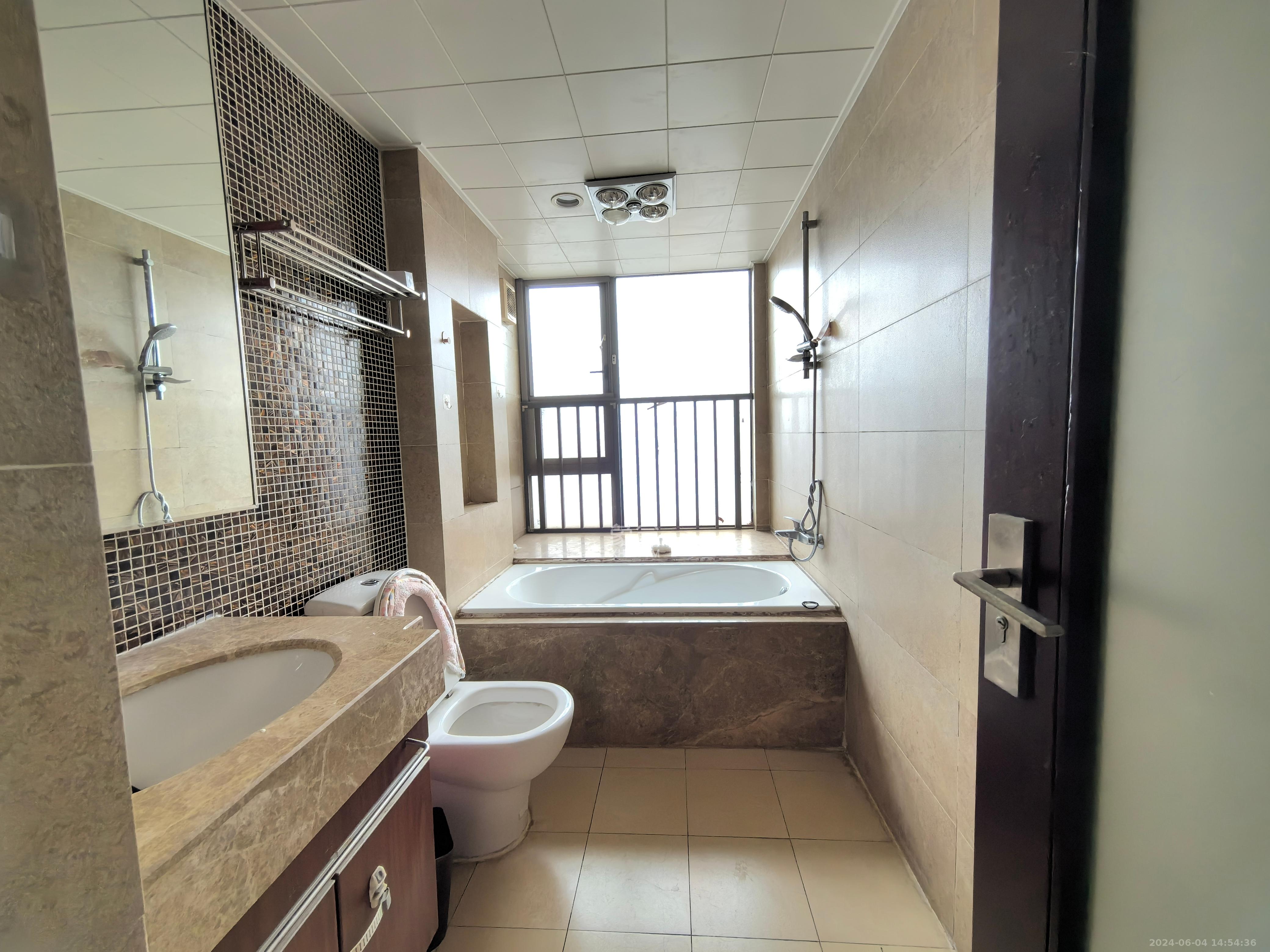 珠江花城三期锦鲤  3室2厅2卫    3200.0元/月室内图