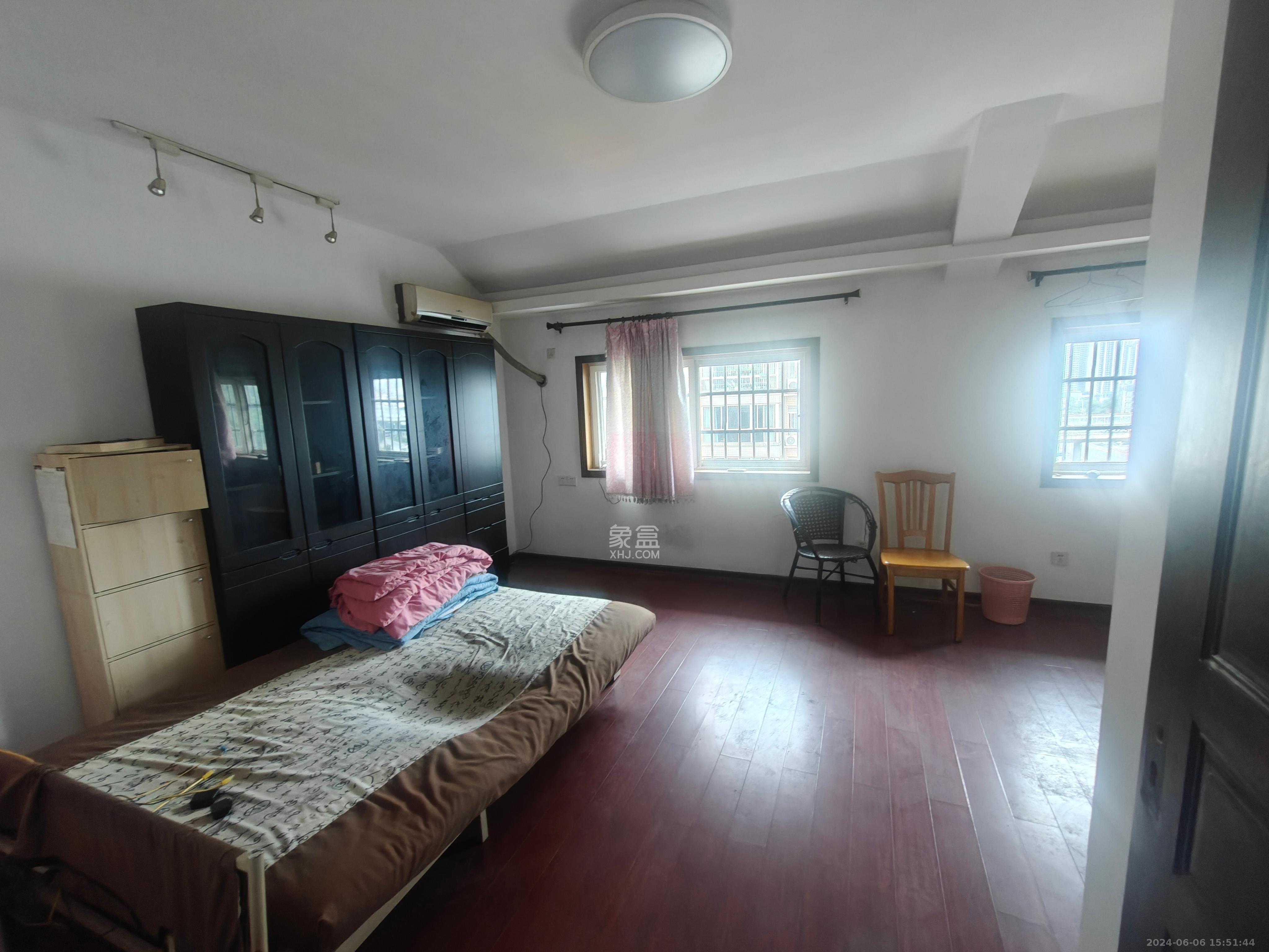 翡翠林居  4室2厅2卫   1800.00元/月室内图
