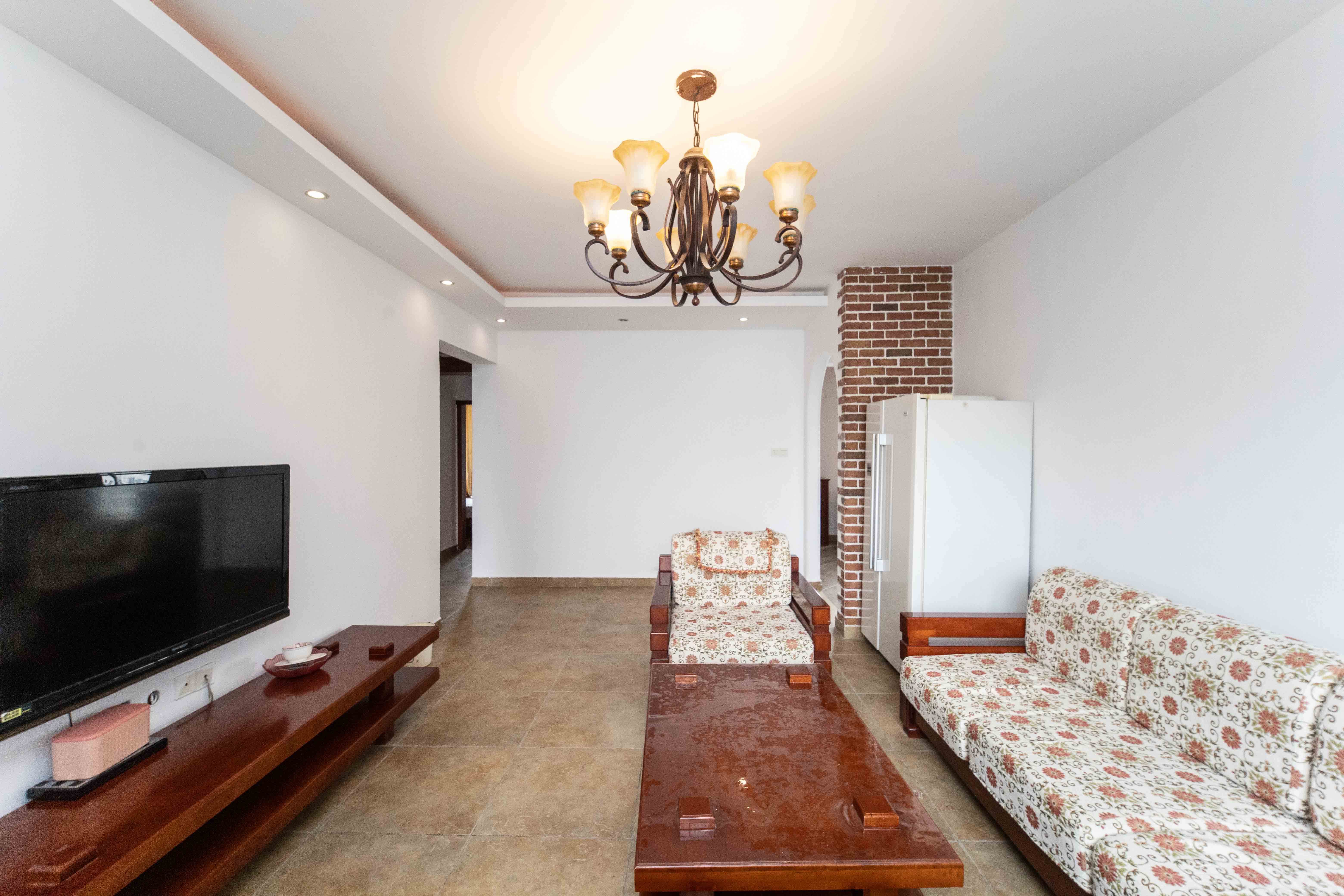 银港水晶城  3室2厅2卫    102.0万 银港水晶城  3室2厅2卫    102.0万客厅