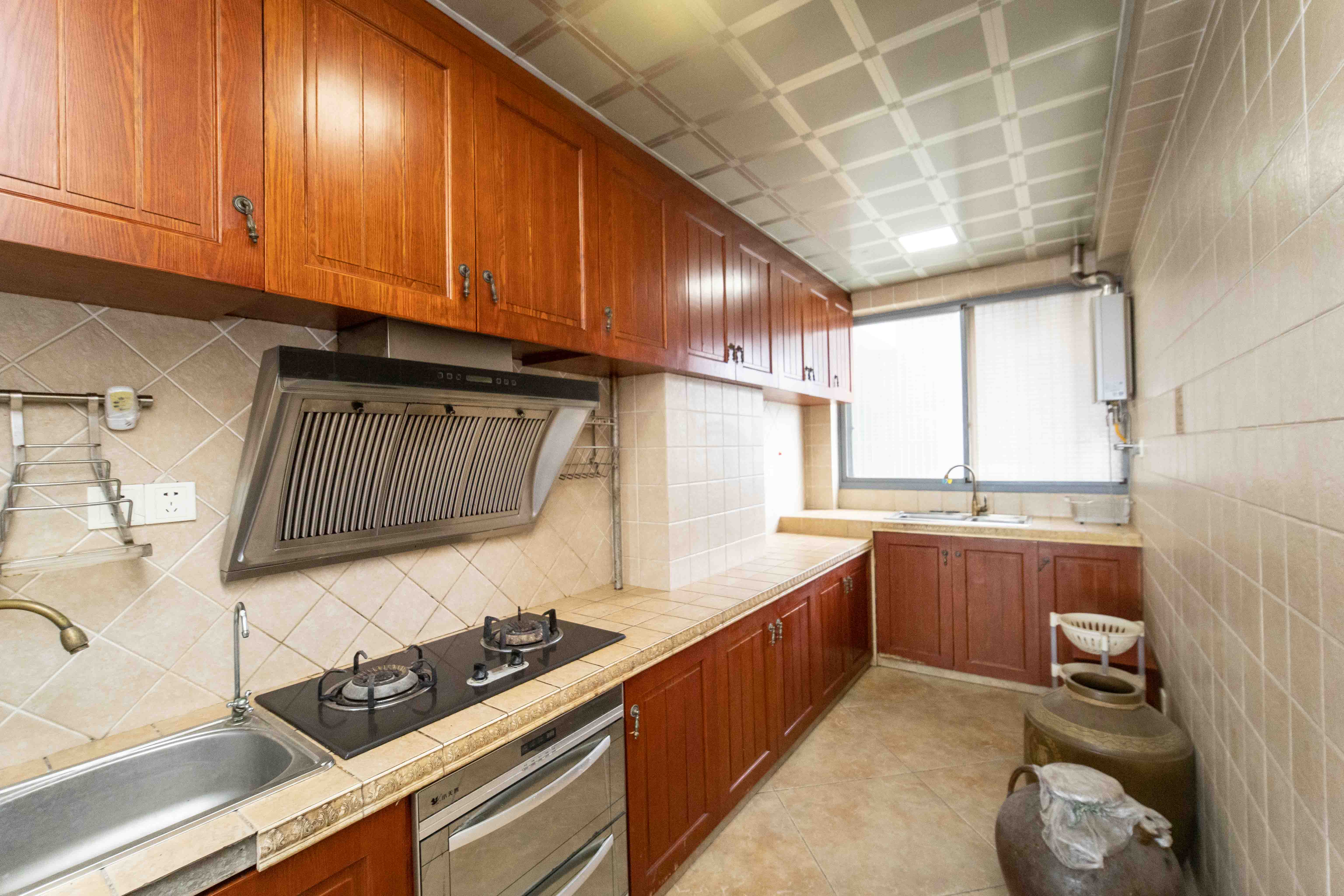 银港水晶城  3室2厅2卫    102.0万 银港水晶城  3室2厅2卫    102.0万厨房