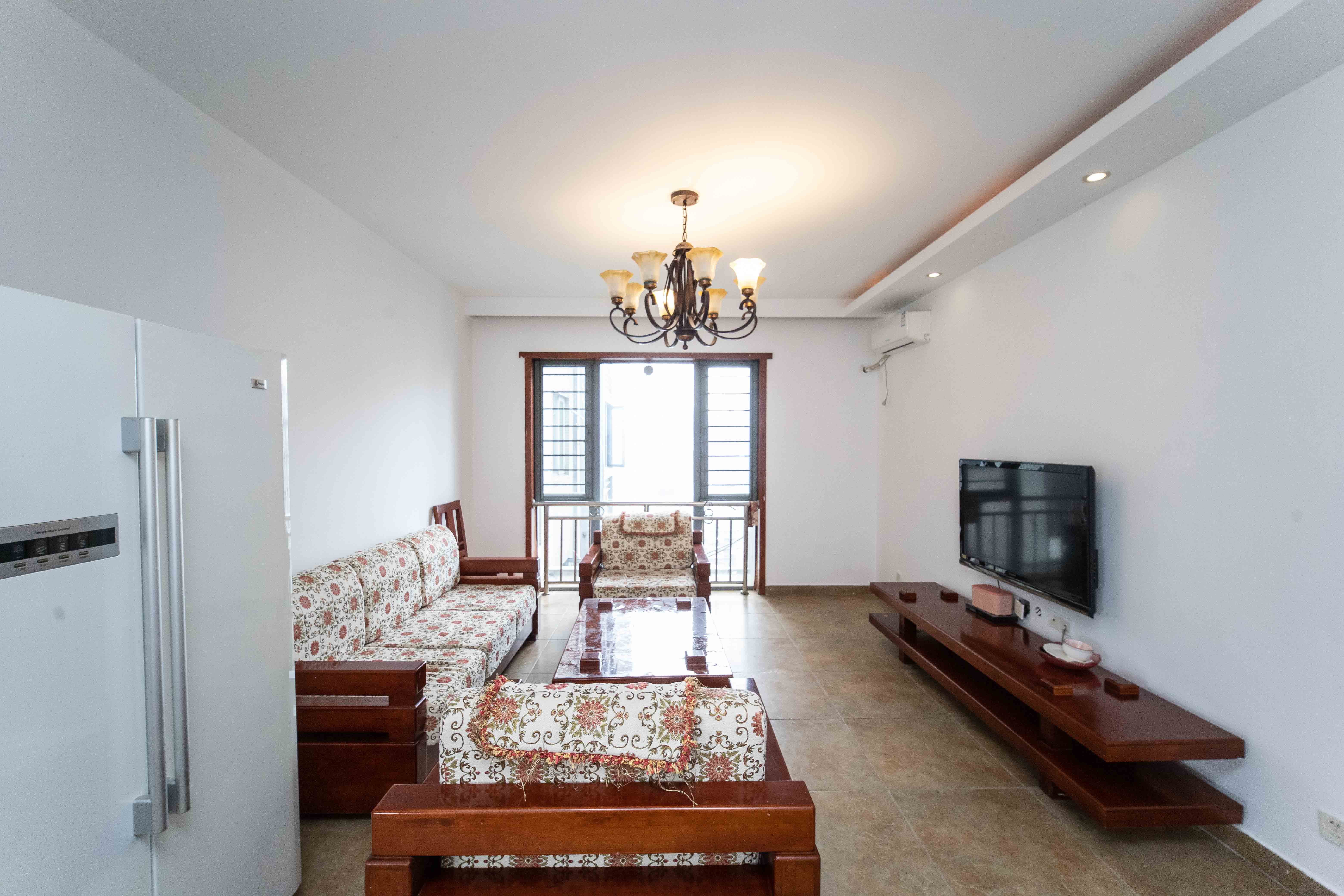 银港水晶城  3室2厅2卫    102.0万 银港水晶城  3室2厅2卫    102.0万客厅