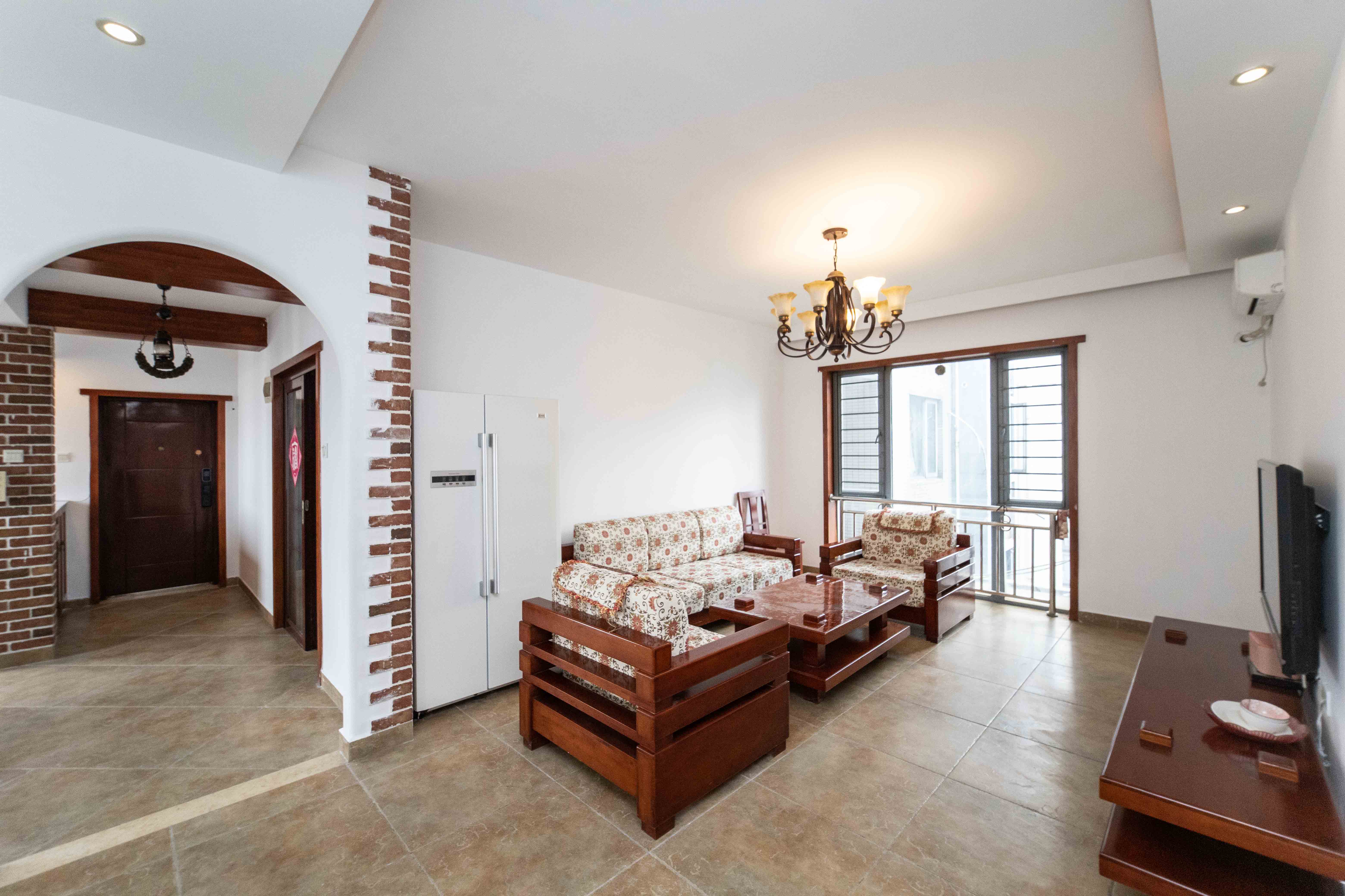 银港水晶城  3室2厅2卫    102.0万 银港水晶城  3室2厅2卫    102.0万客厅