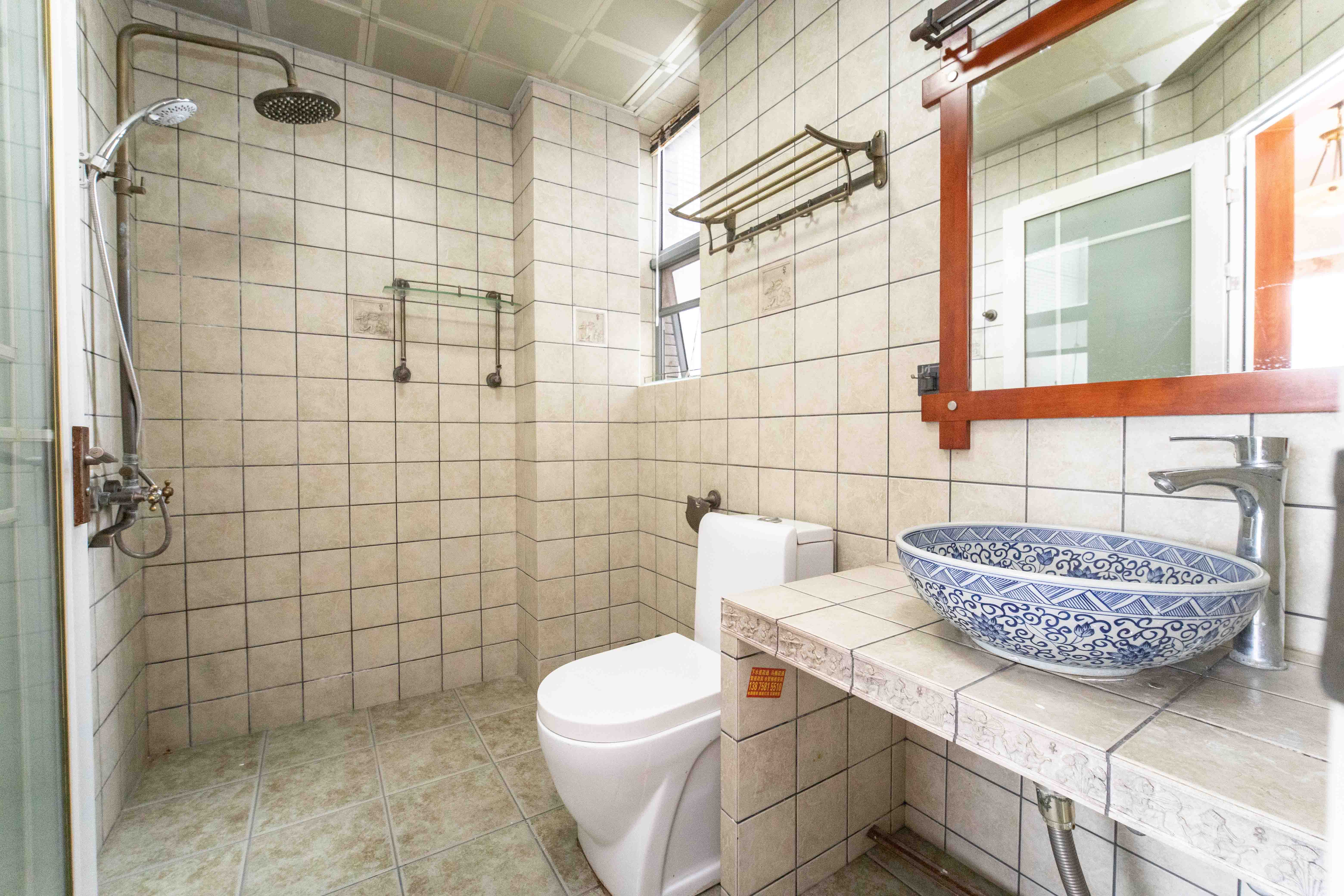 银港水晶城  3室2厅2卫    102.0万 银港水晶城  3室2厅2卫    102.0万卫生间