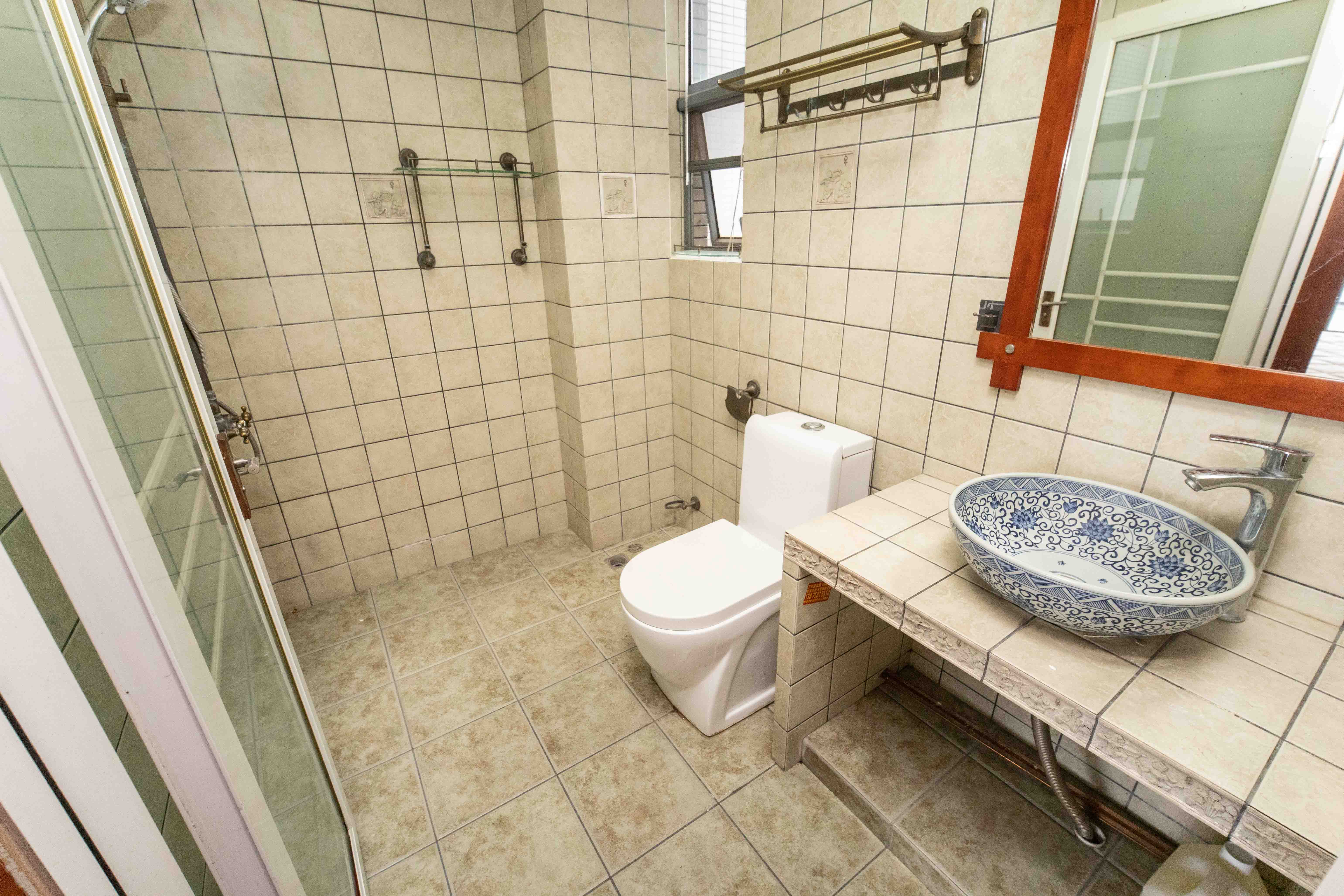 银港水晶城  3室2厅2卫    102.0万 银港水晶城  3室2厅2卫    102.0万卫生间