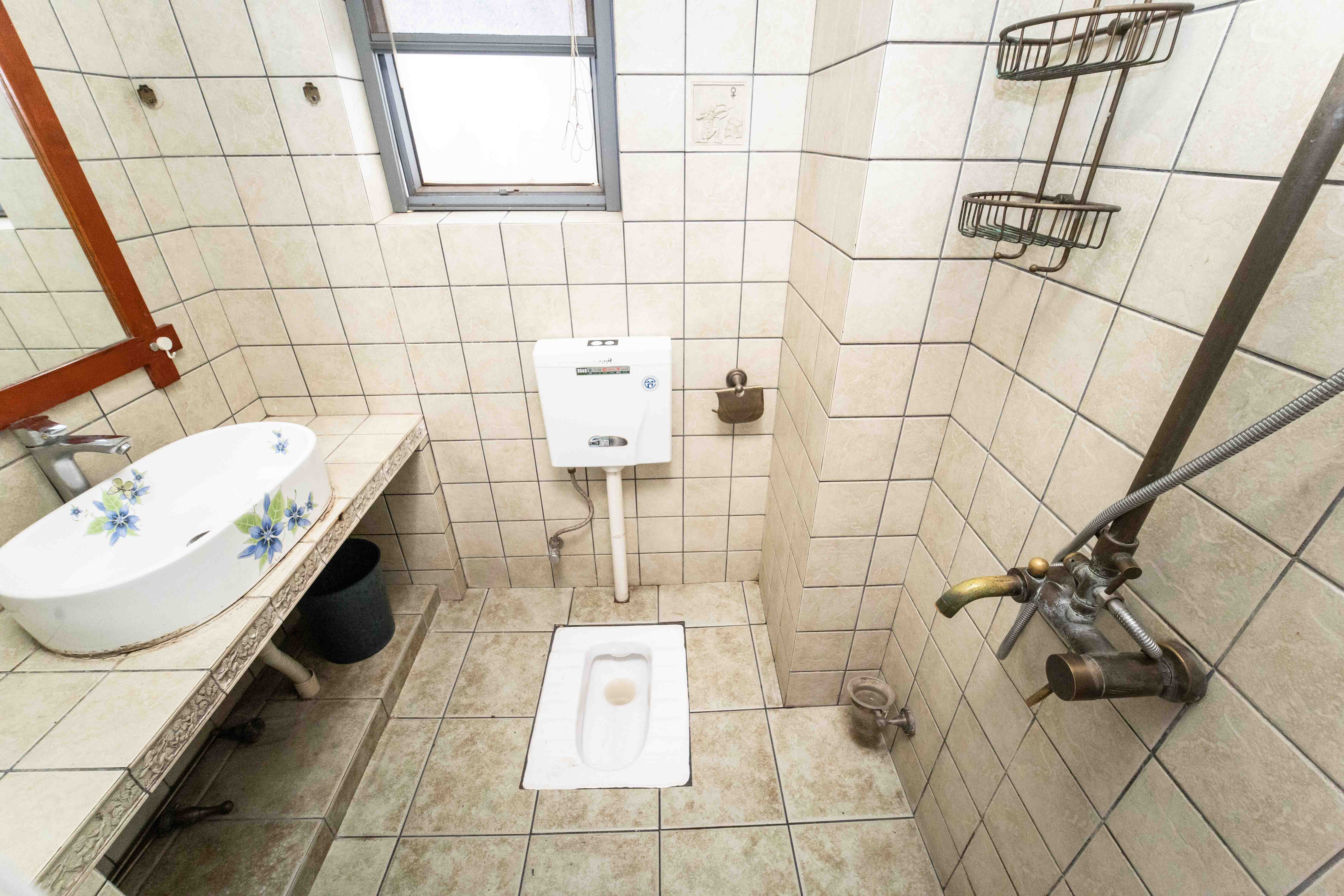 银港水晶城  3室2厅2卫    102.0万 银港水晶城  3室2厅2卫    102.0万卫生间