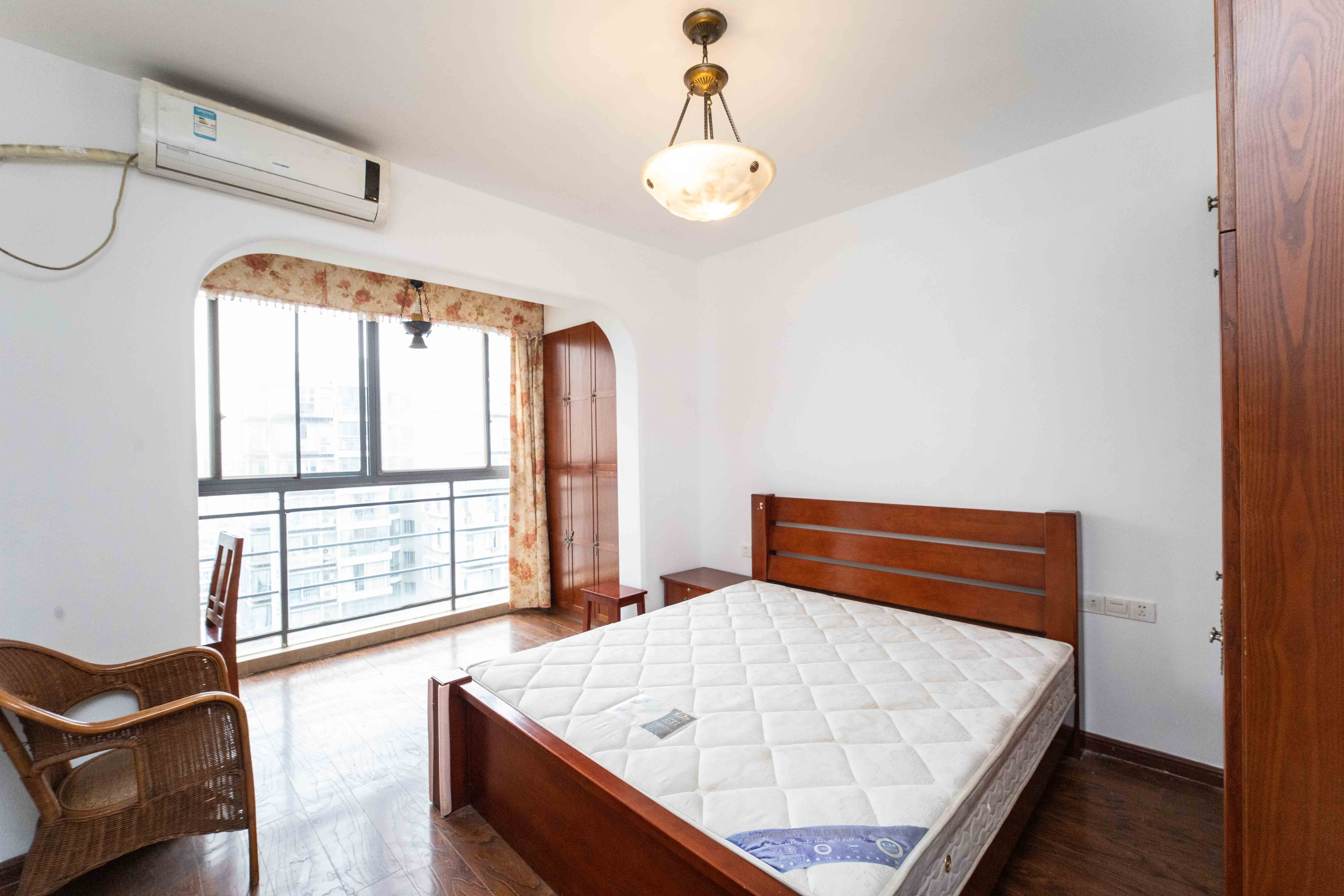 银港水晶城  3室2厅2卫    102.0万 银港水晶城  3室2厅2卫    102.0万卧室