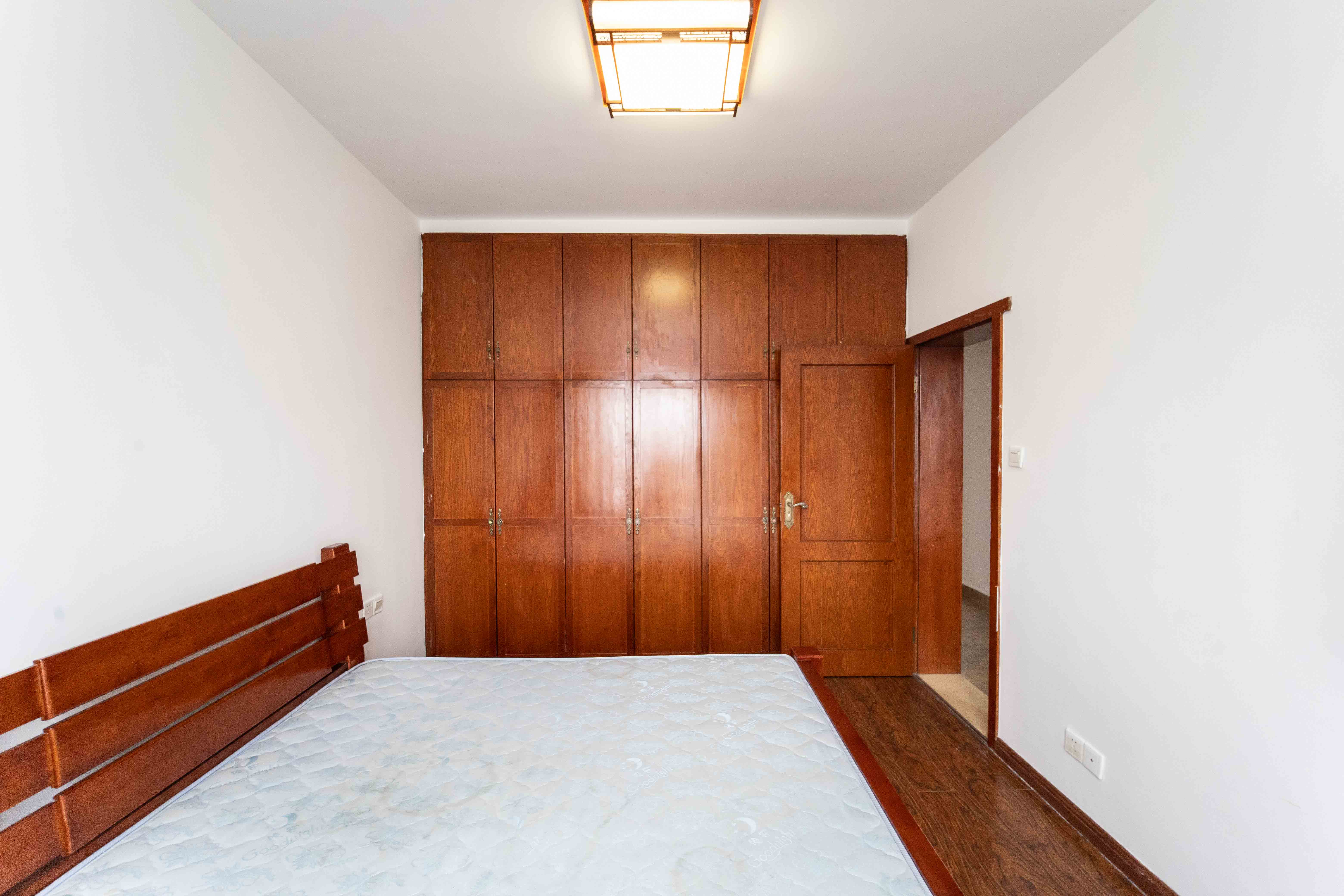 银港水晶城  3室2厅2卫    102.0万 银港水晶城  3室2厅2卫    102.0万卧室