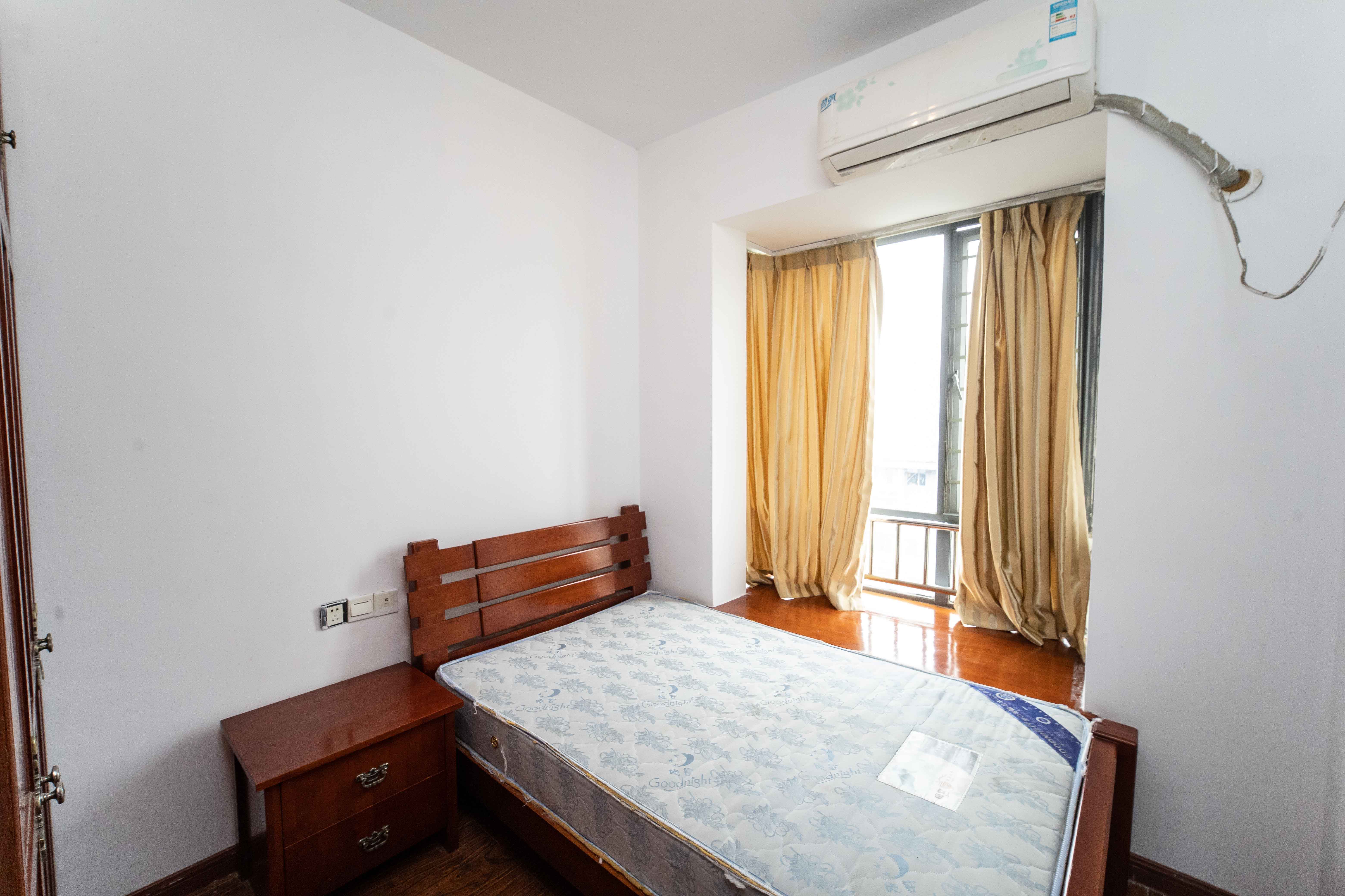 银港水晶城  3室2厅2卫    102.0万 银港水晶城  3室2厅2卫    102.0万卧室