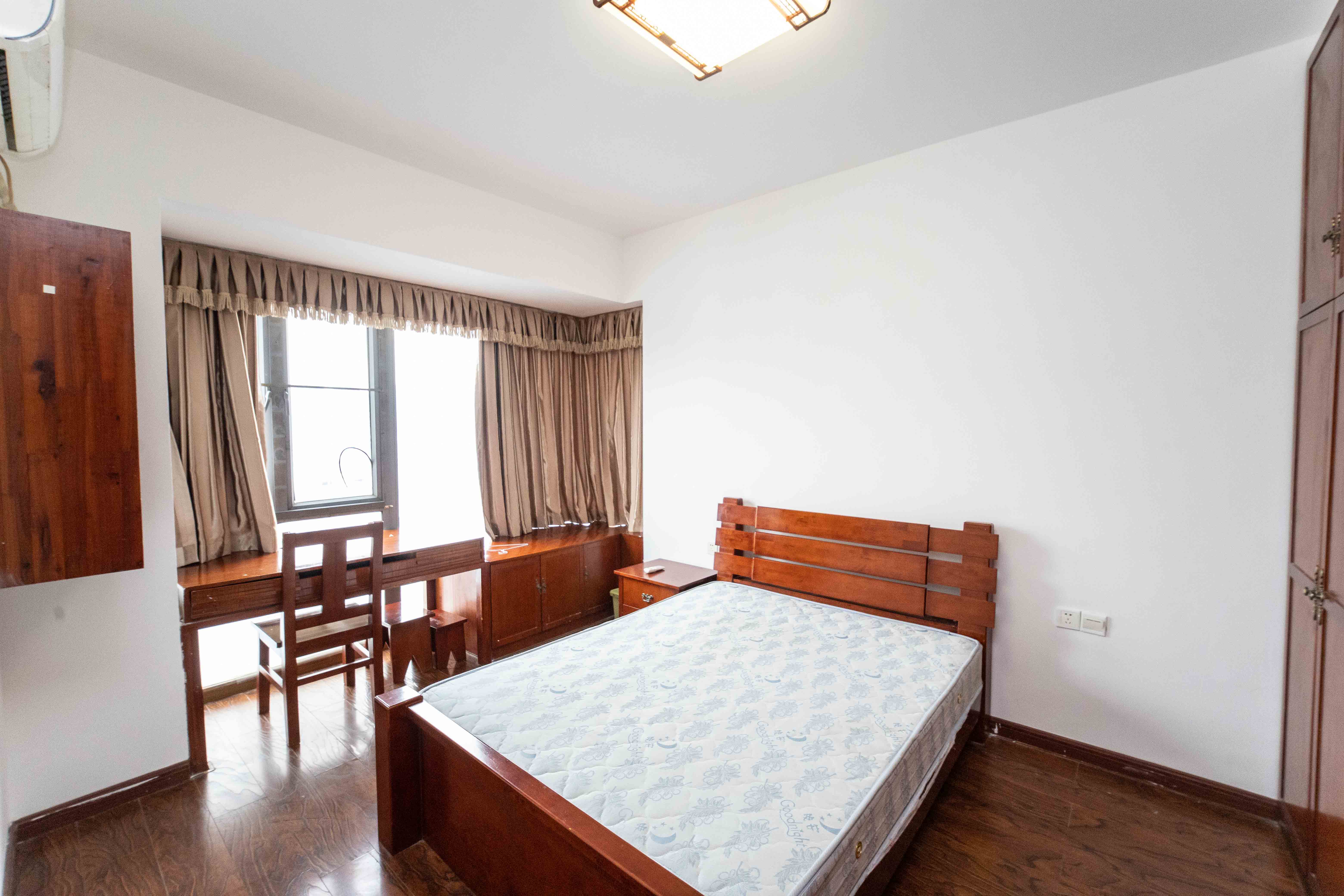 银港水晶城  3室2厅2卫    102.0万 银港水晶城  3室2厅2卫    102.0万卧室