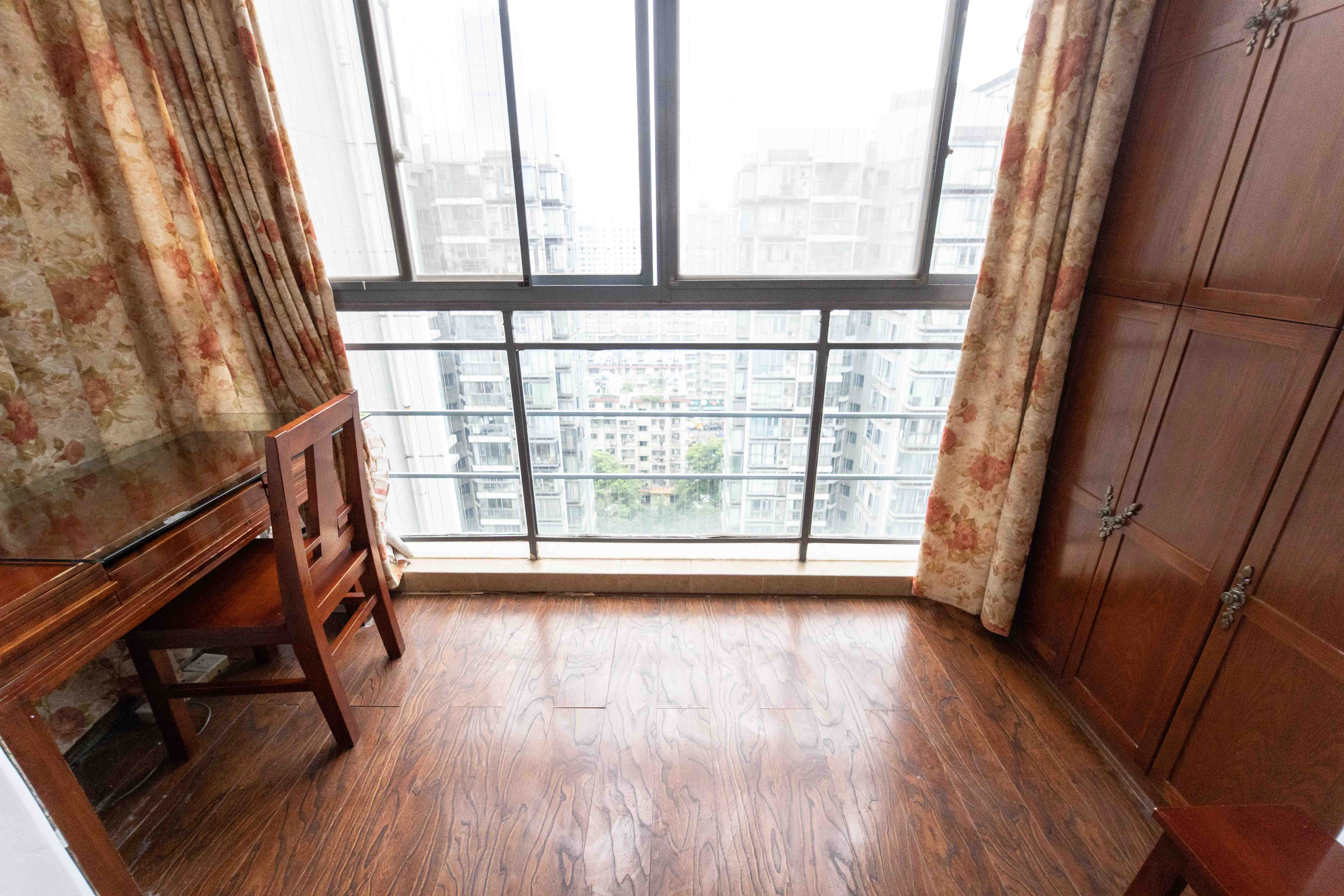 银港水晶城  3室2厅2卫    102.0万 银港水晶城  3室2厅2卫    102.0万阳台