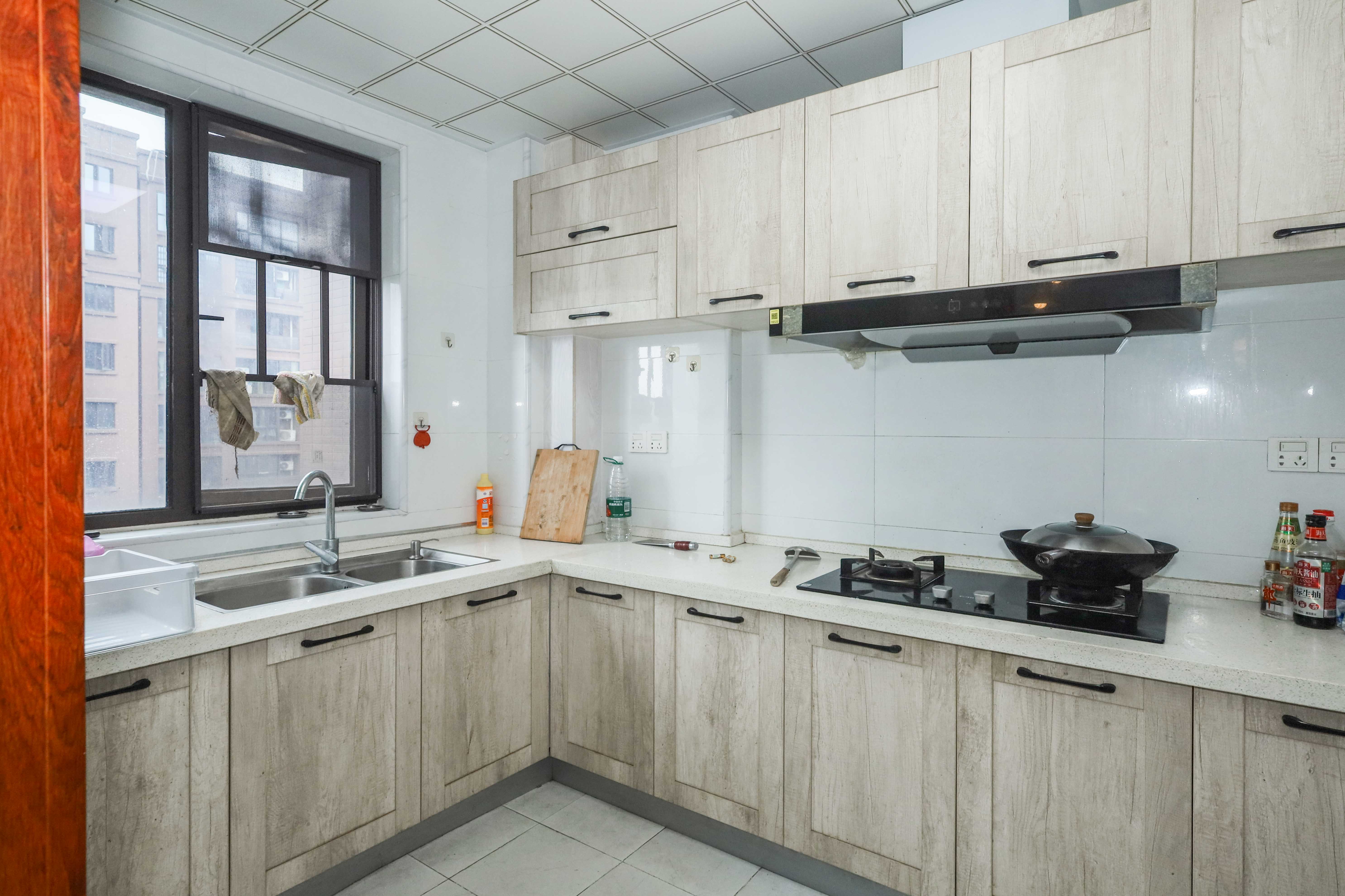 中冶中央公园  4室2厅2卫    135.0万厨房