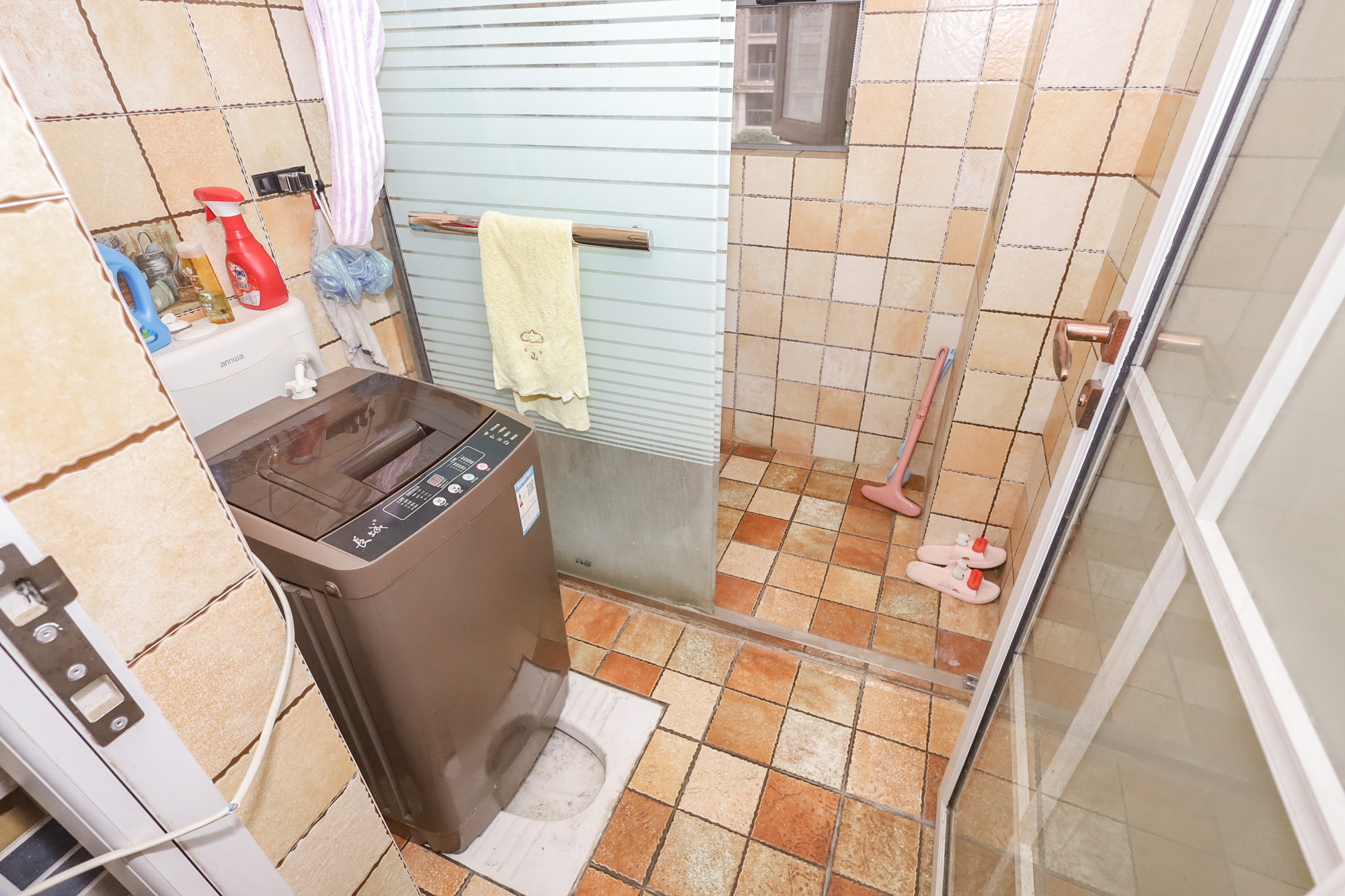 八方小区C区  3室2厅2卫   390.00万卫生间