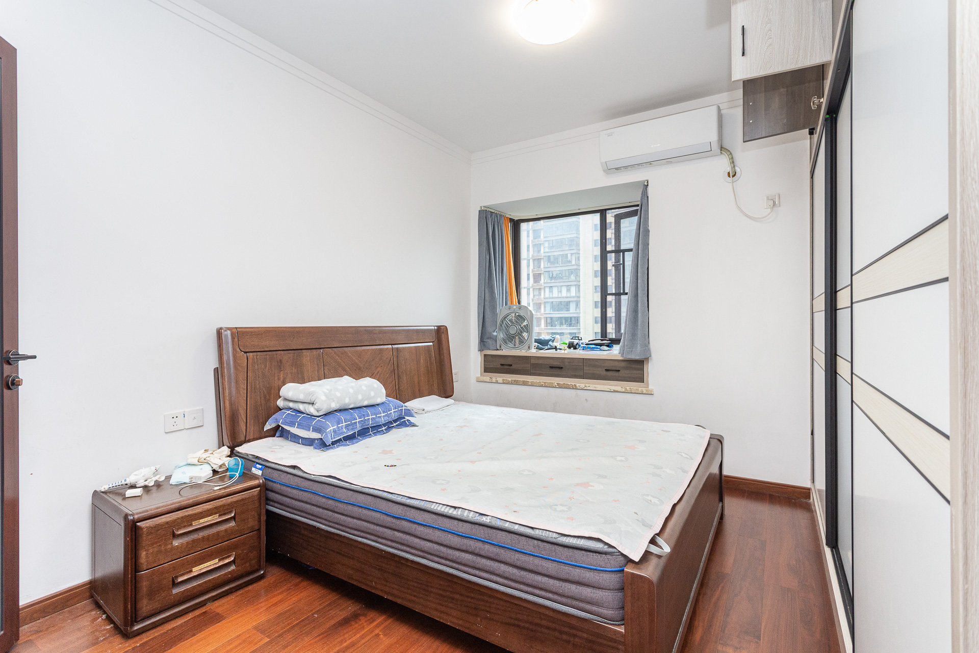 万润滨江天著  5室2厅2卫    173.8万 万润滨江天著  5室2厅2卫    173.8万卧室