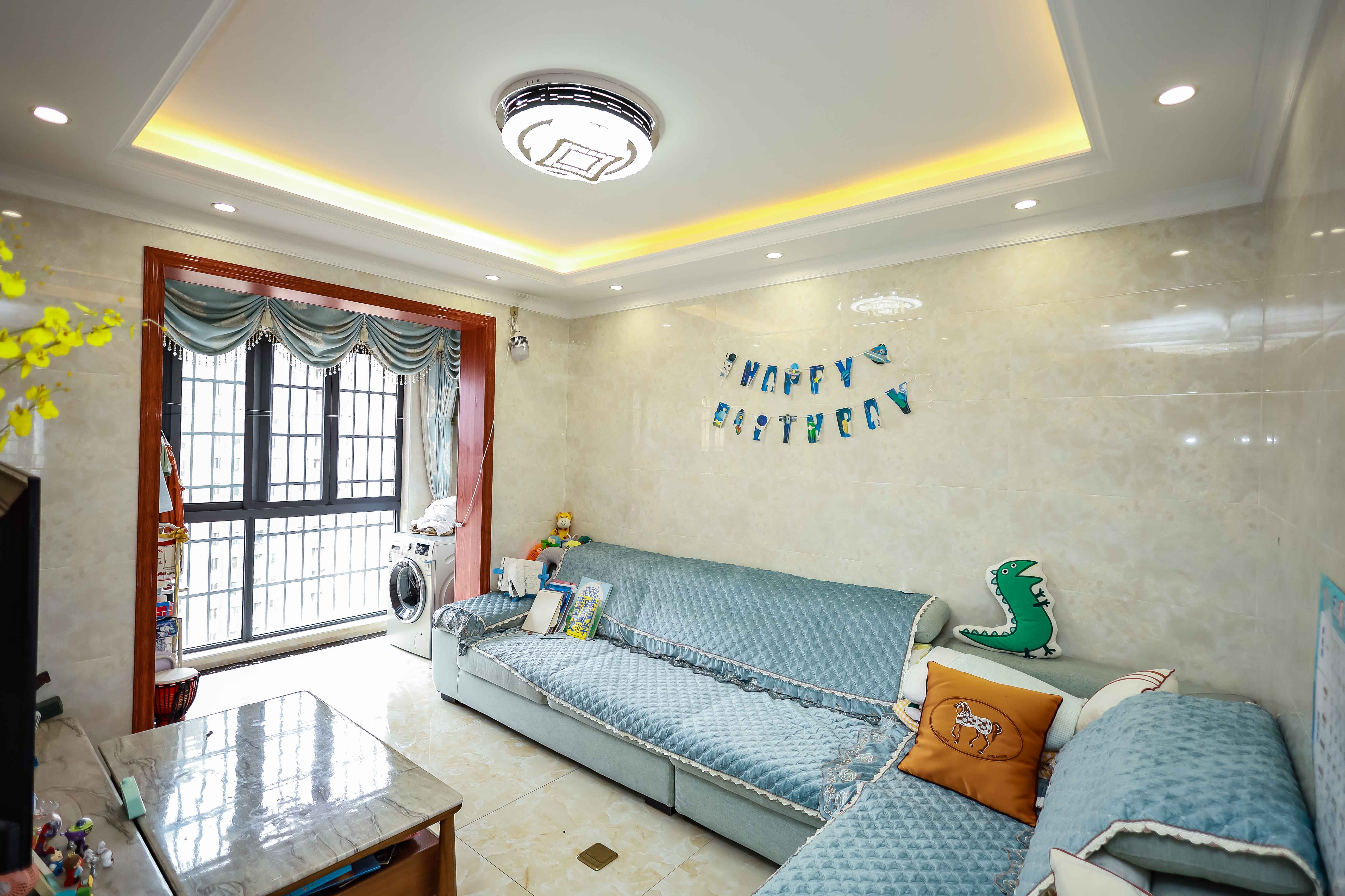 荣盛花语馨苑  3室2厅1卫    70.0万客厅