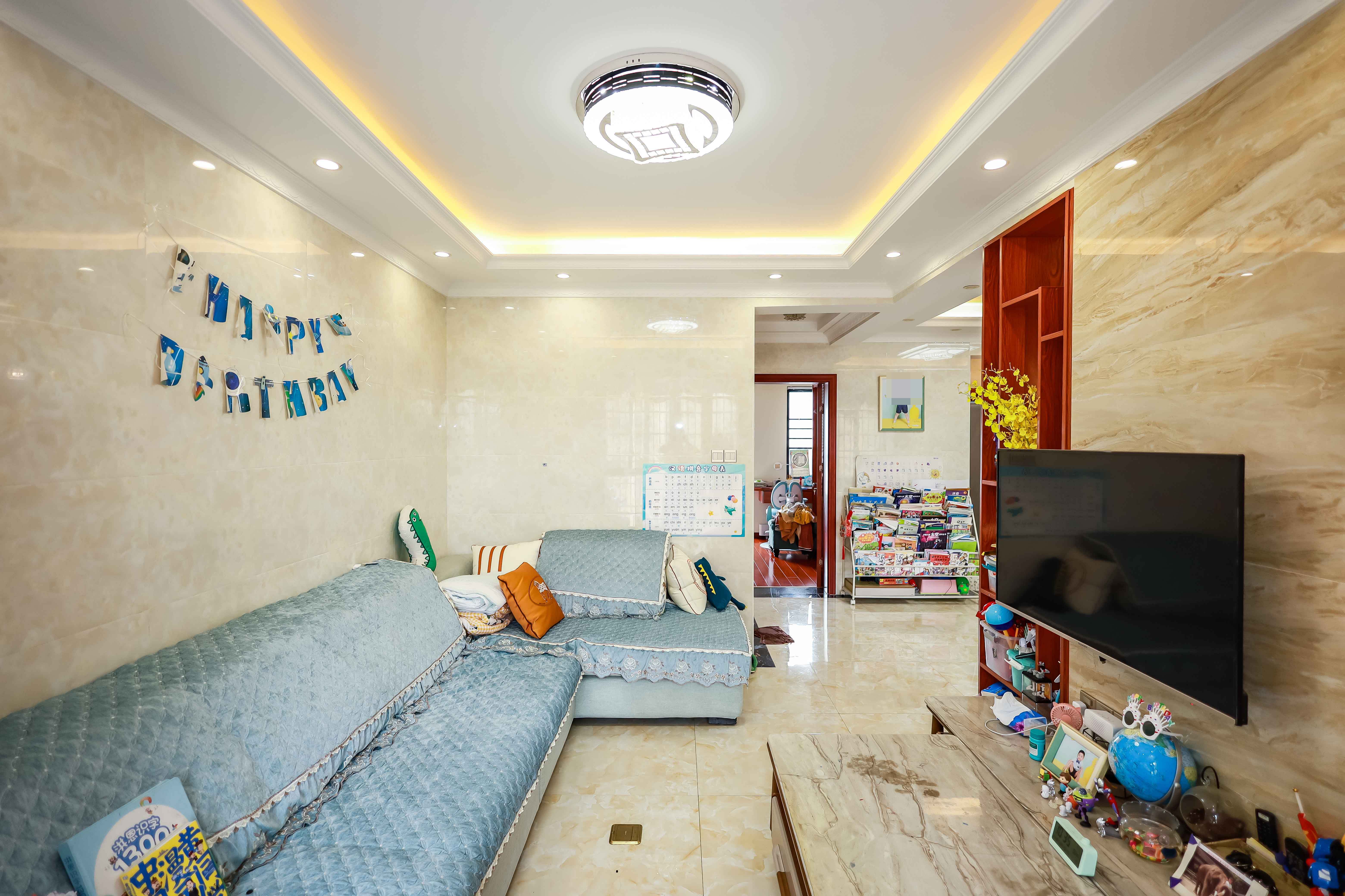 荣盛花语馨苑  3室2厅1卫    70.0万客厅