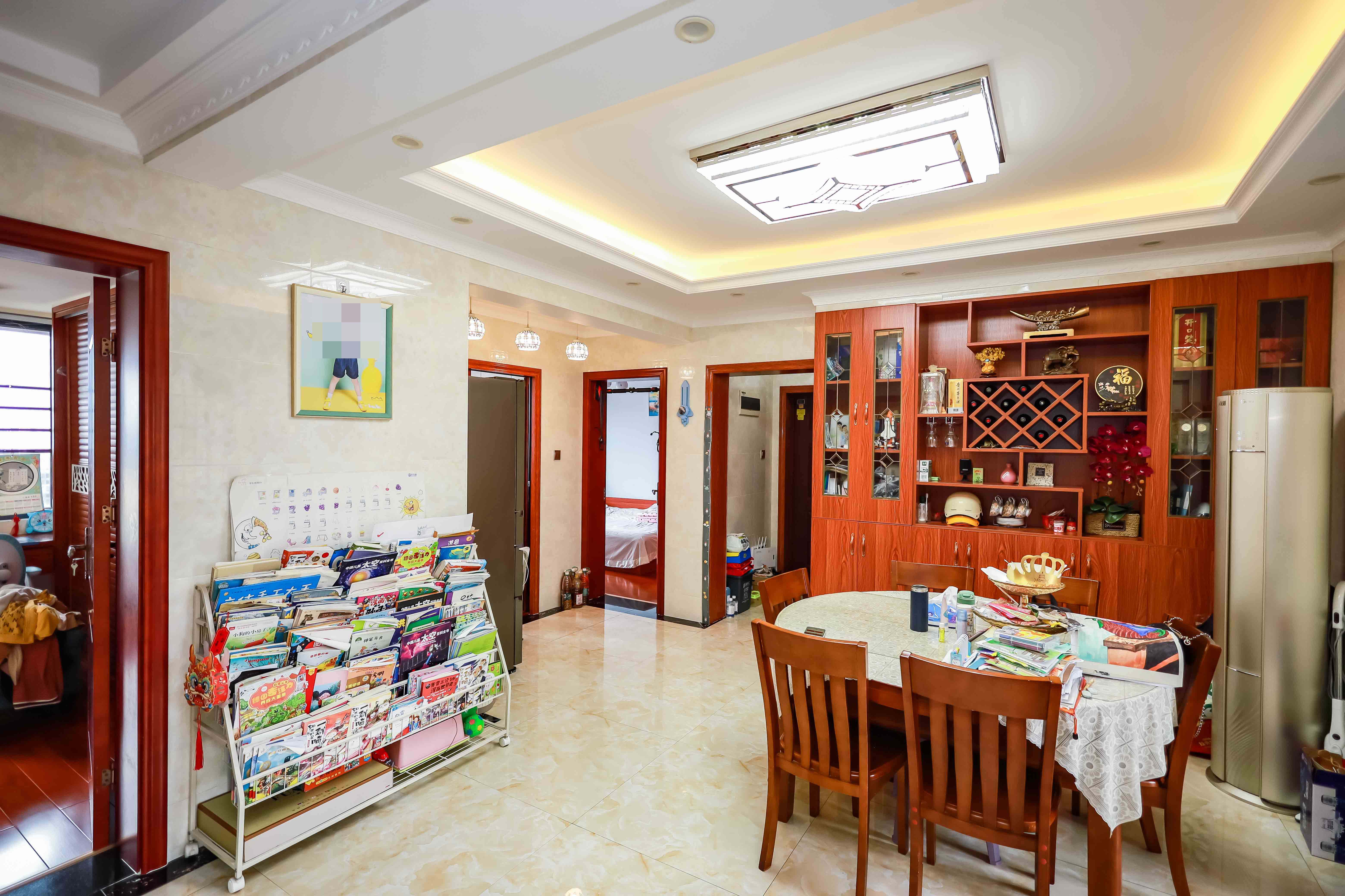 荣盛花语馨苑  3室2厅1卫    70.0万客厅